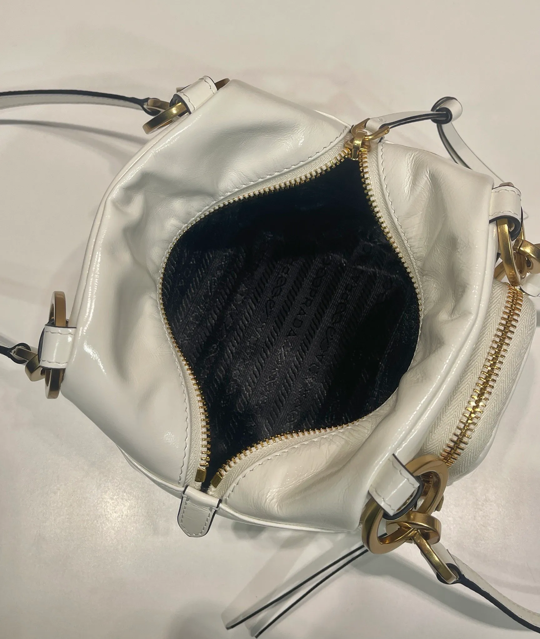 💰1500🎉New oil wax leather🎉1BB137 small size🎉💰 This new square handbag is made of soft oil wax leather with a retro feel. Retro metal hardware and zipper pockets with archive elements highlight the retro charm. It has large capacity and can be carried by hand or shoulder strap. The upper body effect is fashionable and towering. It is also a popular style that will never go out of style. Get it now🎉 Length 14x Height 14x Bottom 13.5cm🎉🎉🎉💰💰💰