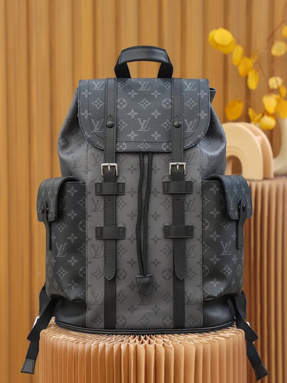 P¥960👉nfc163C01 dynamic chip version👈【Top inspection-free all-steel hardware】𝐂𝐇𝐑𝐈𝐒𝐓𝐎𝐏𝐇𝐄𝐑 Backpack M45419 Silver Flower Black Flower French original leather🇫🇷Pure steel hardware Size: 38*44*12.5cm A unisex backpack, a daily bag that is very suitable for outdoor use. Its attractive design style is quite tasteful and can easily meet the daily travel capacity. It can hold laptops, books, documents, etc., and the flap closure snaps and drawstrings are more layered and retro. It is an almost versatile bag shape! This model has a high utilization rate and is a must-have for daily commuting and traveling. It doesn’t matter how tall you are.