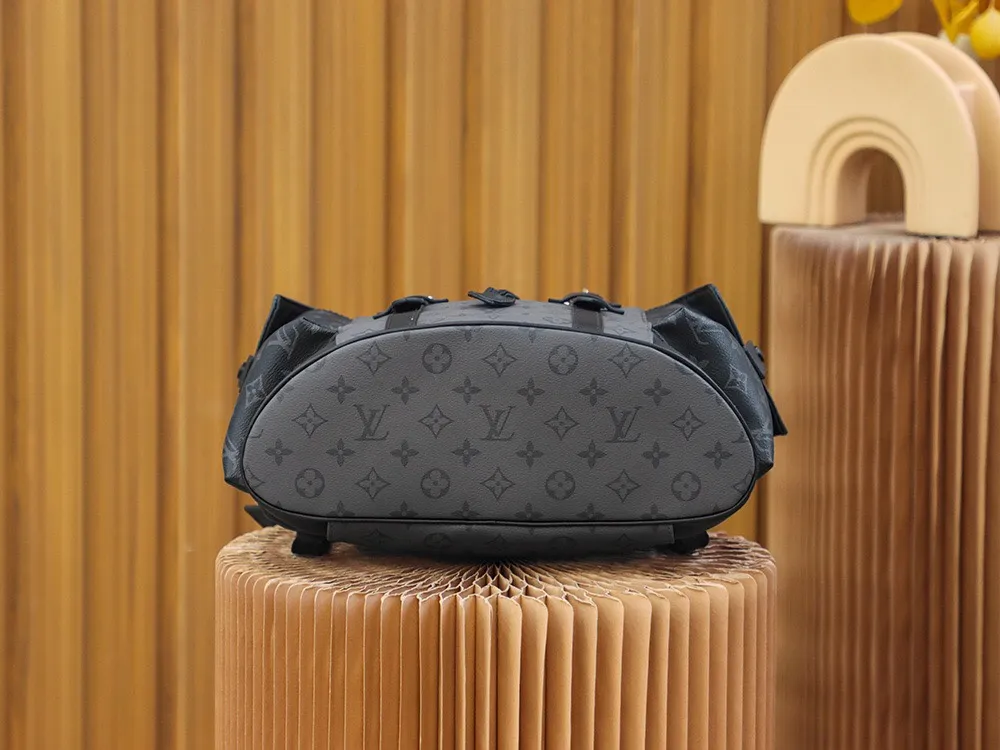 P¥960👉nfc163C01 dynamic chip version👈【Top inspection-free all-steel hardware】𝐂𝐇𝐑𝐈𝐒𝐓𝐎𝐏𝐇𝐄𝐑 Backpack M45419 Silver Flower Black Flower French original leather🇫🇷Pure steel hardware Size: 38*44*12.5cm A unisex backpack, a daily bag that is very suitable for outdoor use. Its attractive design style is quite tasteful and can easily meet the daily travel capacity. It can hold laptops, books, documents, etc., and the flap closure snaps and drawstrings are more layered and retro. It is an almost versatile bag shape! This model has a high utilization rate and is a must-have for daily commuting and traveling. It doesn’t matter how tall you are.