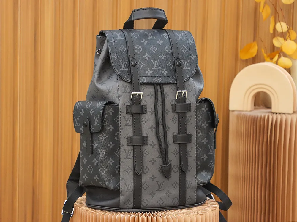 P¥960👉nfc163C01 dynamic chip version👈【Top inspection-free all-steel hardware】𝐂𝐇𝐑𝐈𝐒𝐓𝐎𝐏𝐇𝐄𝐑 Backpack M45419 Silver Flower Black Flower French original leather🇫🇷Pure steel hardware Size: 38*44*12.5cm A unisex backpack, a daily bag that is very suitable for outdoor use. Its attractive design style is quite tasteful and can easily meet the daily travel capacity. It can hold laptops, books, documents, etc., and the flap closure snaps and drawstrings are more layered and retro. It is an almost versatile bag shape! This model has a high utilization rate and is a must-have for daily commuting and traveling. It doesn’t matter how tall you are.