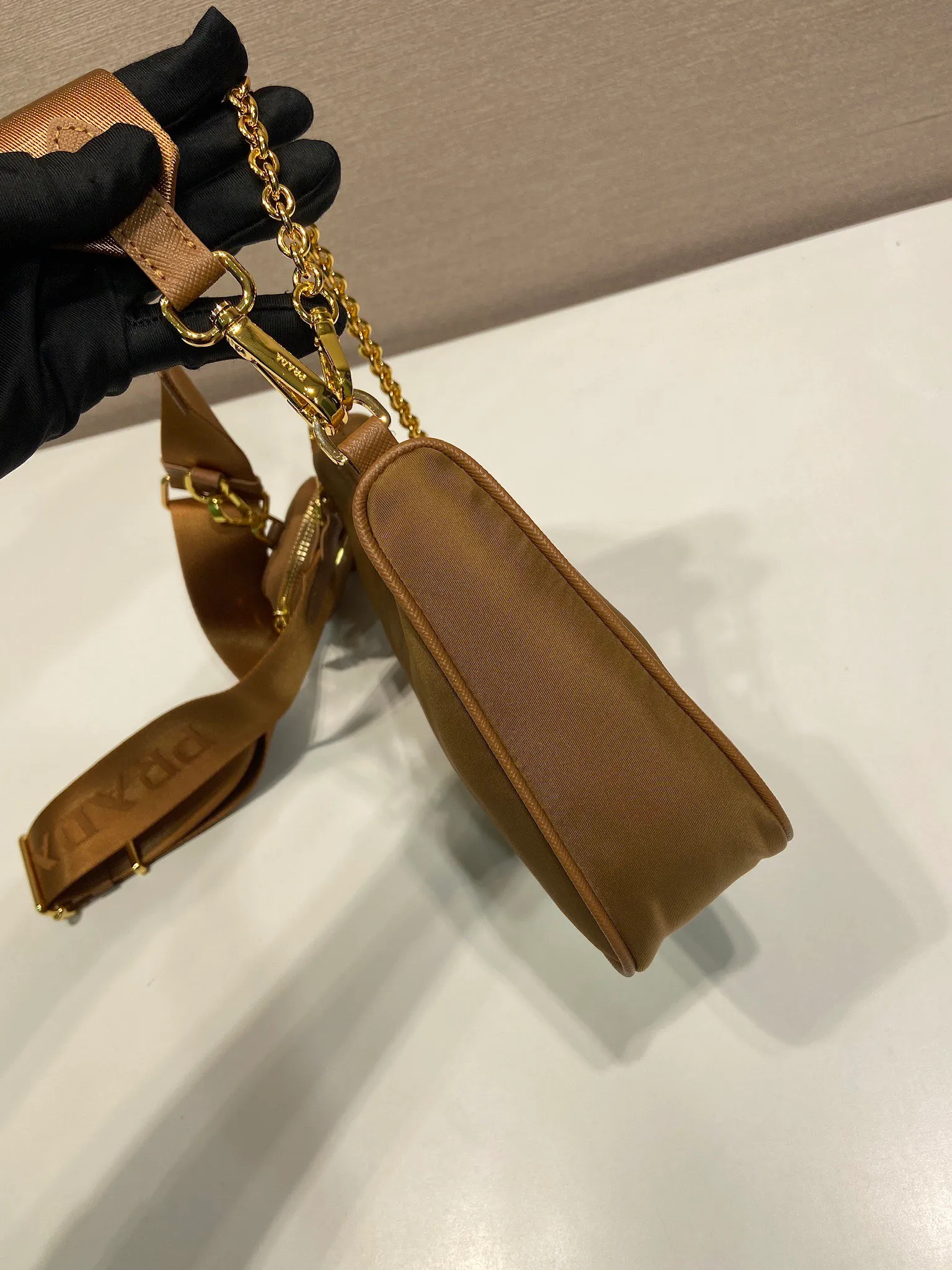 💰1000🎉Hot-selling gold hardware🎉🎉New color 1BH204 gold hardware, nylon Hobo handbag/armpit bag😘😘Hobo, a group of Internet celebrity sisters who are crazy about planting and popular in the fashion circle, has a new style! 👏👏The design of this Hobo bag is great👍👍One bag with three uses😘😘waist bag/crossbody/single shoulder bag👍👍The handle is replaced by a gold chain, which makes the armpit bag more sexy. It also has a long shoulder strap. What I love most is that the shoulder strap also has a small pendant (small bag), which can also be hung on other bags and pants as accessories. 🙊🙊There is no problem in matching various clothes in normal times😘😘Babies, hurry up and get it, it’s so beautiful🙊🙊Dimensions: Length 22X Height 12x Bottom 6cm👏👏👏💰💰💰