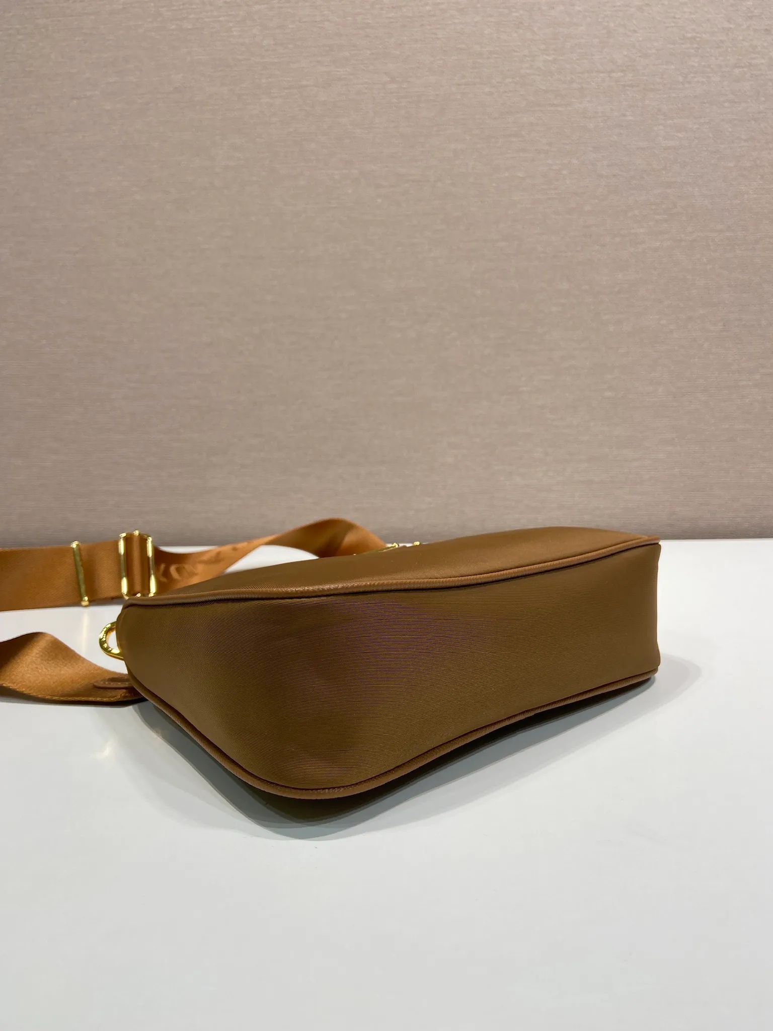💰1000🎉Hot-selling gold hardware🎉🎉New color 1BH204 gold hardware, nylon Hobo handbag/armpit bag😘😘Hobo, a group of Internet celebrity sisters who are crazy about planting and popular in the fashion circle, has a new style! 👏👏The design of this Hobo bag is great👍👍One bag with three uses😘😘waist bag/crossbody/single shoulder bag👍👍The handle is replaced by a gold chain, which makes the armpit bag more sexy. It also has a long shoulder strap. What I love most is that the shoulder strap also has a small pendant (small bag), which can also be hung on other bags and pants as accessories. 🙊🙊There is no problem in matching various clothes in normal times😘😘Babies, hurry up and get it, it’s so beautiful🙊🙊Dimensions: Length 22X Height 12x Bottom 6cm👏👏👏💰💰💰