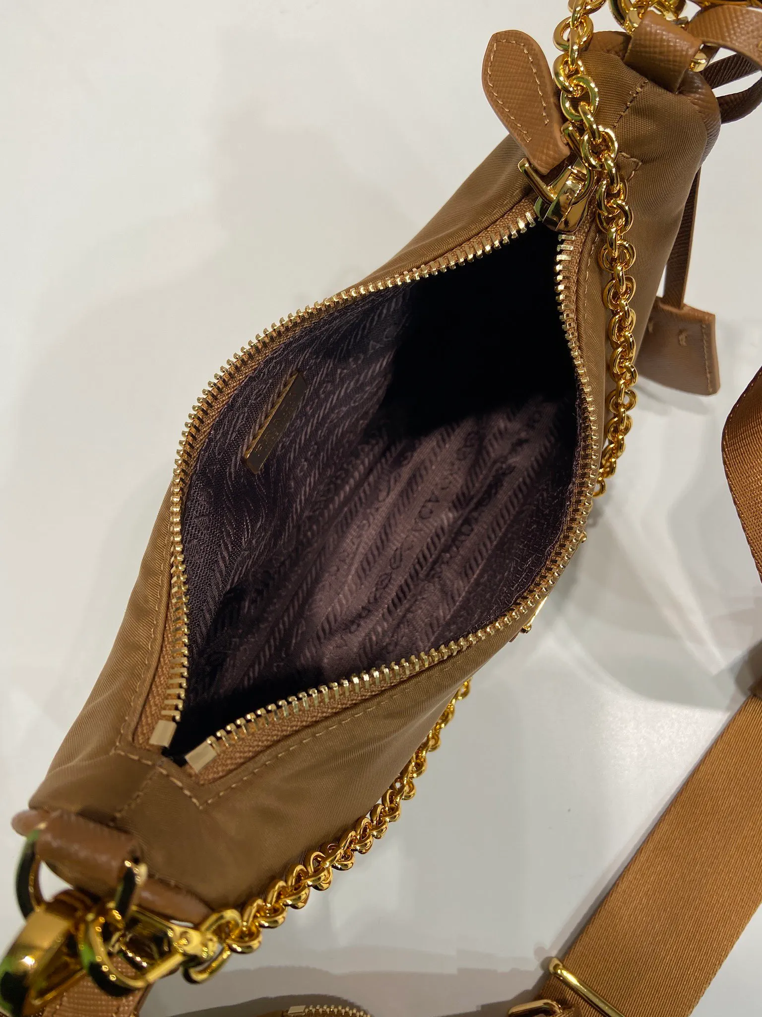 💰1000🎉Hot-selling gold hardware🎉🎉New color 1BH204 gold hardware, nylon Hobo handbag/armpit bag😘😘Hobo, a group of Internet celebrity sisters who are crazy about planting and popular in the fashion circle, has a new style! 👏👏The design of this Hobo bag is great👍👍One bag with three uses😘😘waist bag/crossbody/single shoulder bag👍👍The handle is replaced by a gold chain, which makes the armpit bag more sexy. It also has a long shoulder strap. What I love most is that the shoulder strap also has a small pendant (small bag), which can also be hung on other bags and pants as accessories. 🙊🙊There is no problem in matching various clothes in normal times😘😘Babies, hurry up and get it, it’s so beautiful🙊🙊Dimensions: Length 22X Height 12x Bottom 6cm👏👏👏💰💰💰