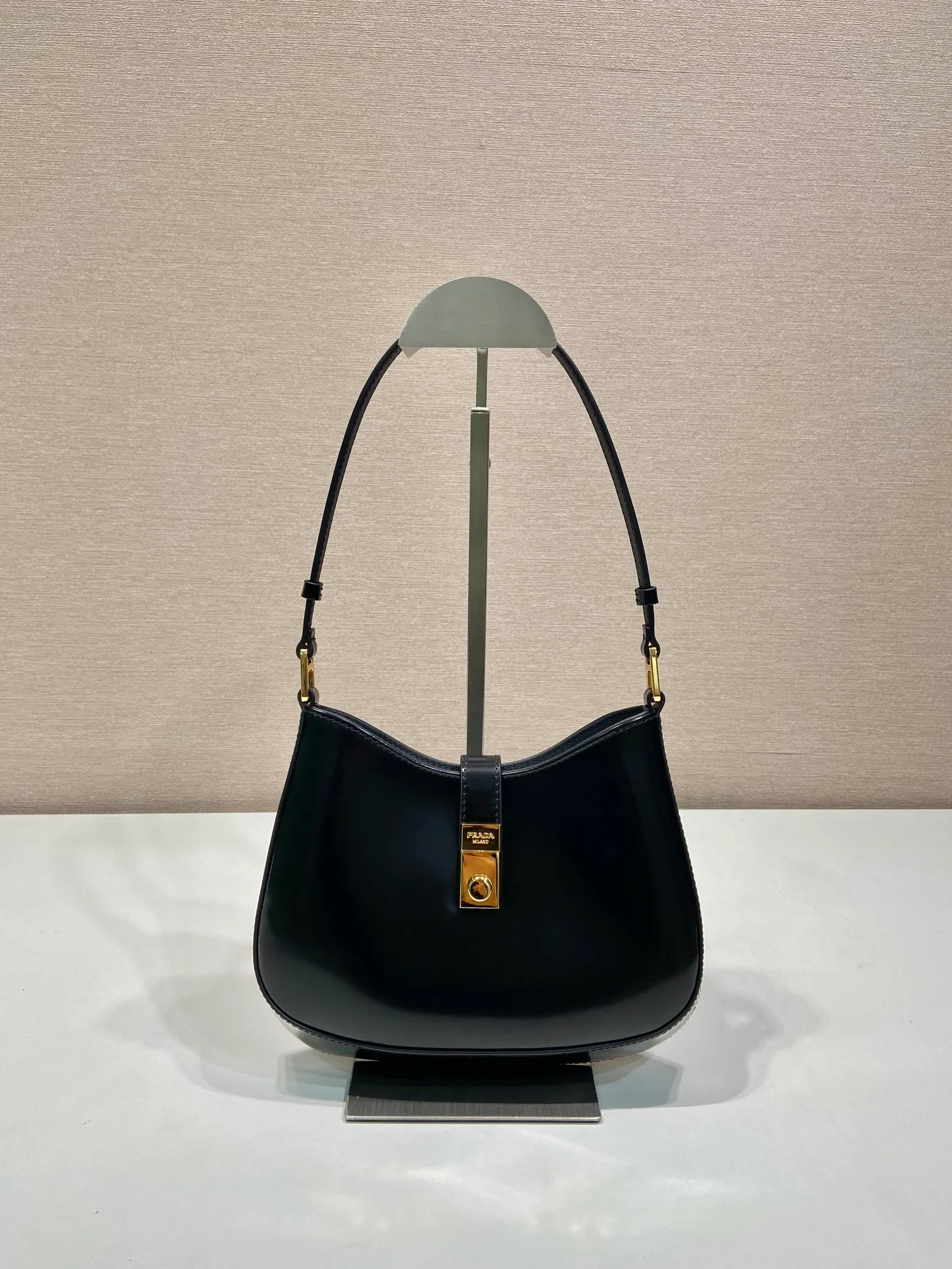 💰1120🎉New armpit bag🎉🎉1BC169A🎉🎉 This Cheo shoulder bag is made of imported glossy cowhide and can be carried by hand or shoulder. Front lock closure. Reveal sophistication. The special-shaped bag design is cool and fashionable. It has enough capacity and can be packed easily. It’s perfect🎉If you like babies, hurry up and get it🎉🎉Another popular style that will never go out of style🎉🎉 Length 22x Height 18.5x Bottom 4.5cm🎉🎉🎉