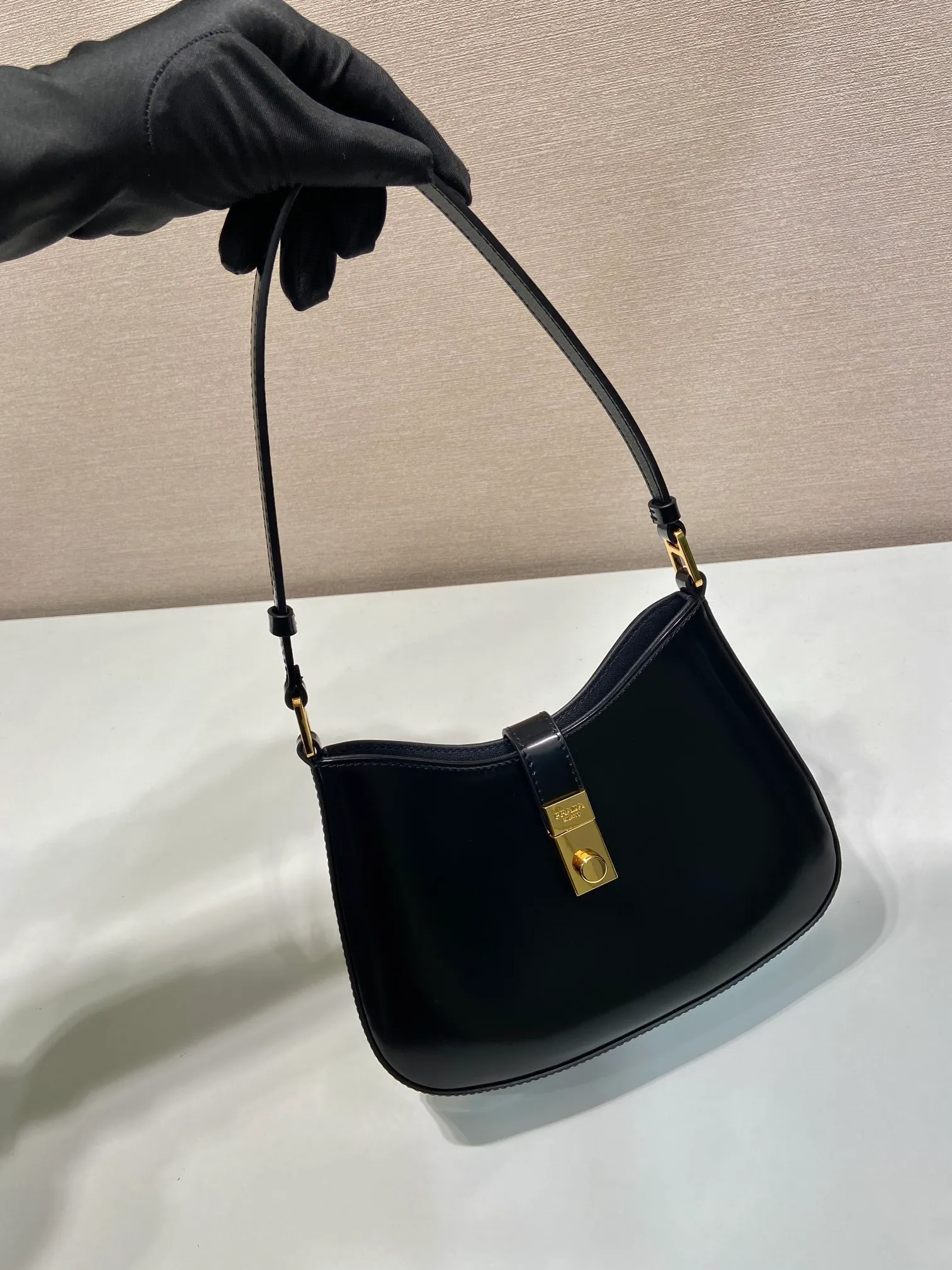 💰1120🎉New armpit bag🎉🎉1BC169A🎉🎉 This Cheo shoulder bag is made of imported glossy cowhide and can be carried by hand or shoulder. Front lock closure. Reveal sophistication. The special-shaped bag design is cool and fashionable. It has enough capacity and can be packed easily. It’s perfect🎉If you like babies, hurry up and get it🎉🎉Another popular style that will never go out of style🎉🎉 Length 22x Height 18.5x Bottom 4.5cm🎉🎉🎉