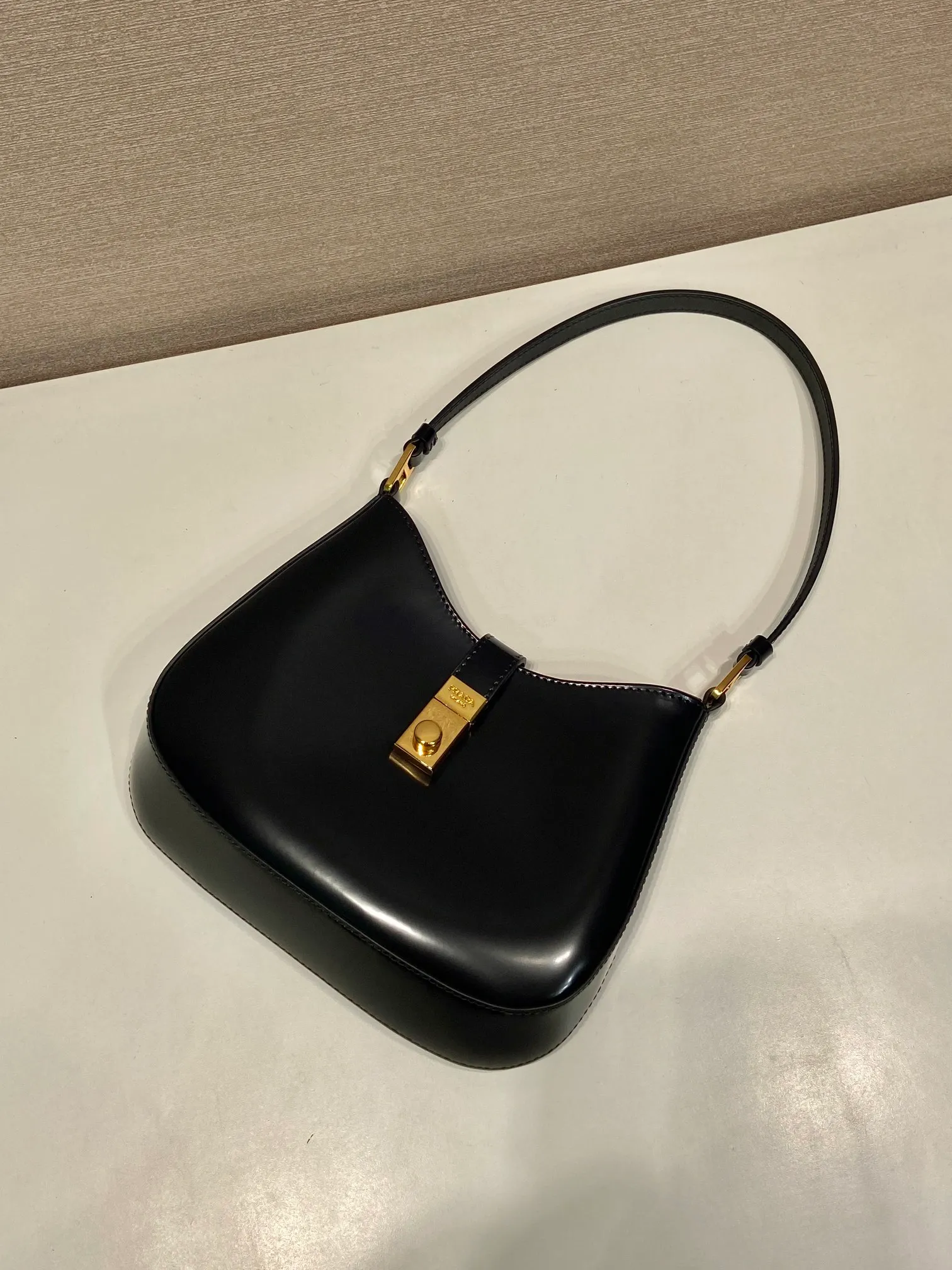 💰1120🎉New armpit bag🎉🎉1BC169A🎉🎉 This Cheo shoulder bag is made of imported glossy cowhide and can be carried by hand or shoulder. Front lock closure. Reveal sophistication. The special-shaped bag design is cool and fashionable. It has enough capacity and can be packed easily. It’s perfect🎉If you like babies, hurry up and get it🎉🎉Another popular style that will never go out of style🎉🎉 Length 22x Height 18.5x Bottom 4.5cm🎉🎉🎉