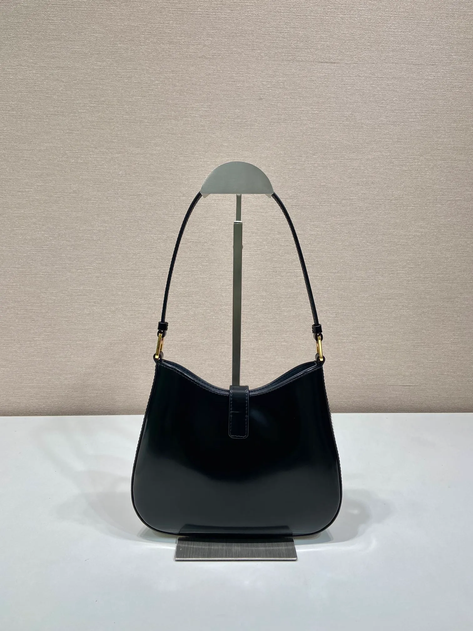 💰1120🎉New armpit bag🎉🎉1BC169A🎉🎉 This Cheo shoulder bag is made of imported glossy cowhide and can be carried by hand or shoulder. Front lock closure. Reveal sophistication. The special-shaped bag design is cool and fashionable. It has enough capacity and can be packed easily. It’s perfect🎉If you like babies, hurry up and get it🎉🎉Another popular style that will never go out of style🎉🎉 Length 22x Height 18.5x Bottom 4.5cm🎉🎉🎉