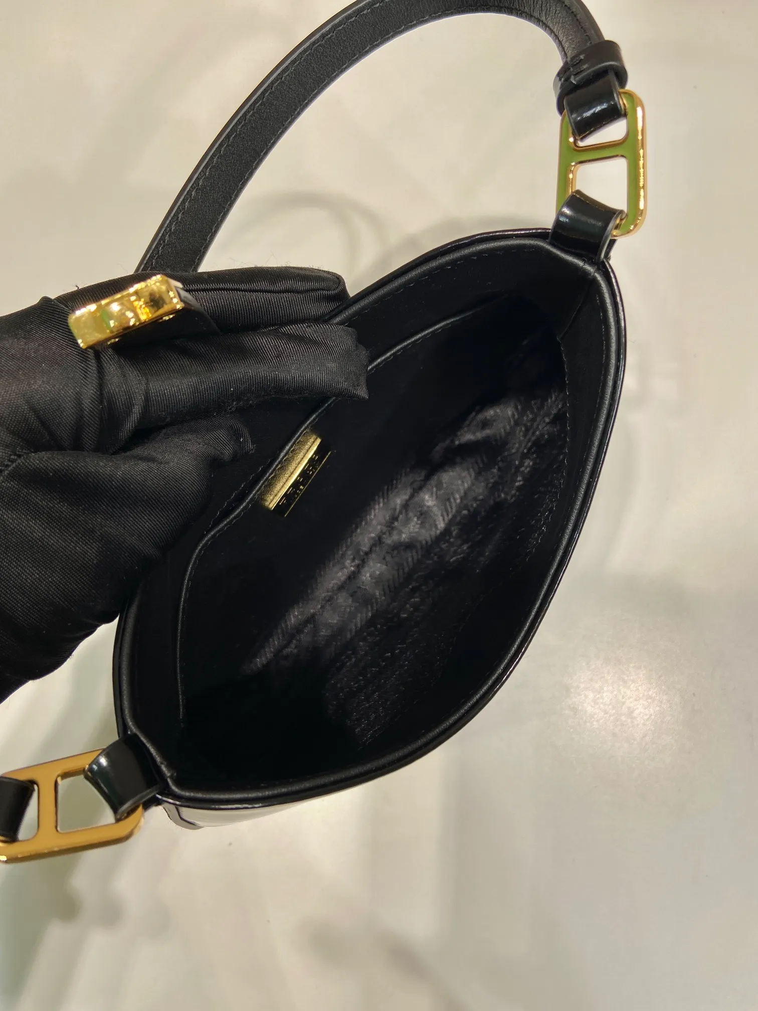💰1120🎉New armpit bag🎉🎉1BC169A🎉🎉 This Cheo shoulder bag is made of imported glossy cowhide and can be carried by hand or shoulder. Front lock closure. Reveal sophistication. The special-shaped bag design is cool and fashionable. It has enough capacity and can be packed easily. It’s perfect🎉If you like babies, hurry up and get it🎉🎉Another popular style that will never go out of style🎉🎉 Length 22x Height 18.5x Bottom 4.5cm🎉🎉🎉