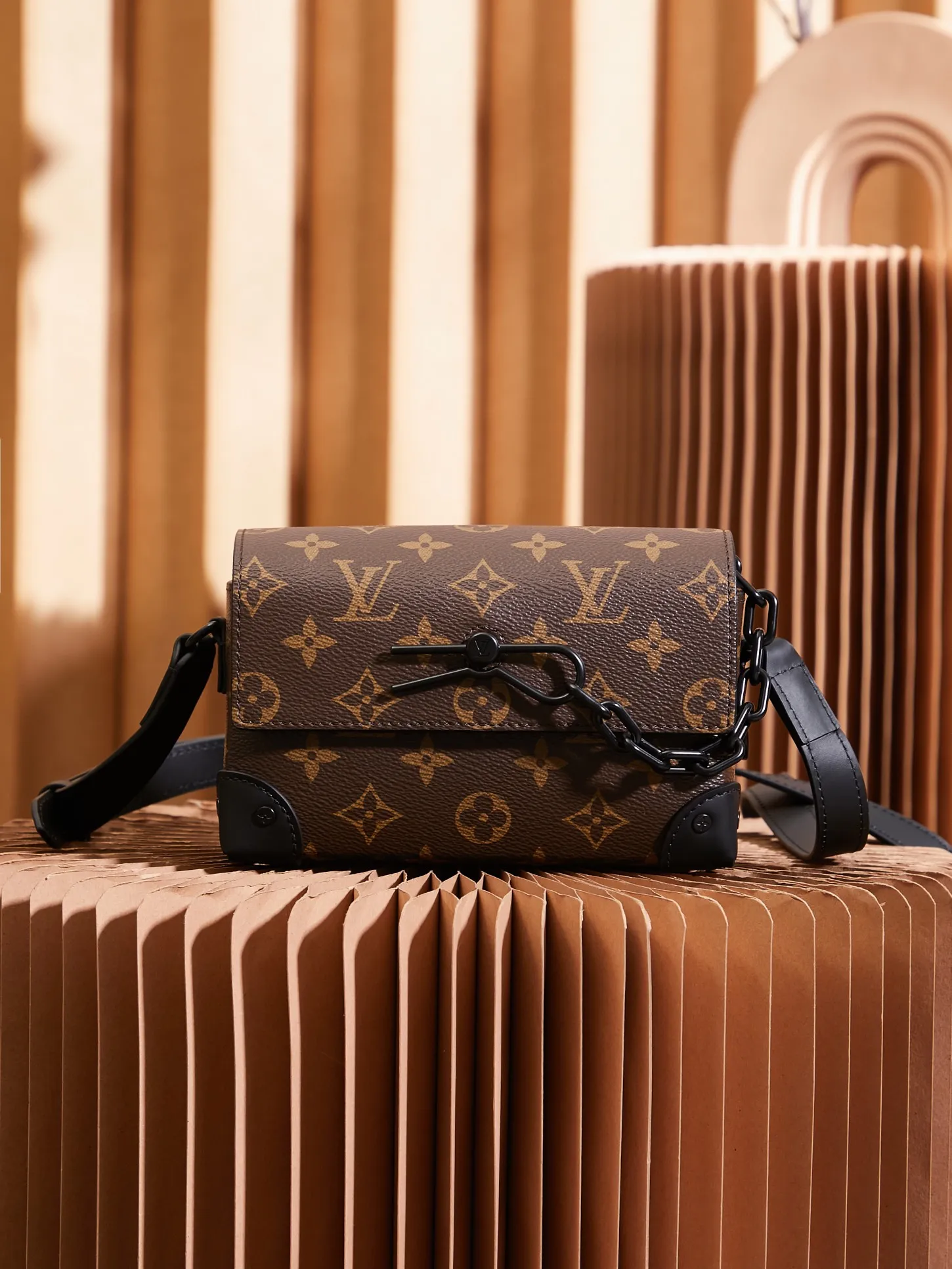 P¥680👉nfc dynamic chip version👈[Top-grade inspection-free all-steel hardware] This Steamer mini handbag is made of Monogram Macassar canvas and is recognizable with decorative chains and brooches. The reinforced corners trace back to the brand's box-making tradition. The magnetic buckle design makes it easy to access small items. The adjustable shoulder strap allows you to choose to carry it on the shoulder or cross-body. Monogram Macassar coated canvas, cow leather trim, fabric lining, metal hardware, Steamer style chain, magnetic closure, zippered inner pocket, shoulder strap: non-detachable, adjustable! ! Model: M83613; Size: 18x11x6.5CM