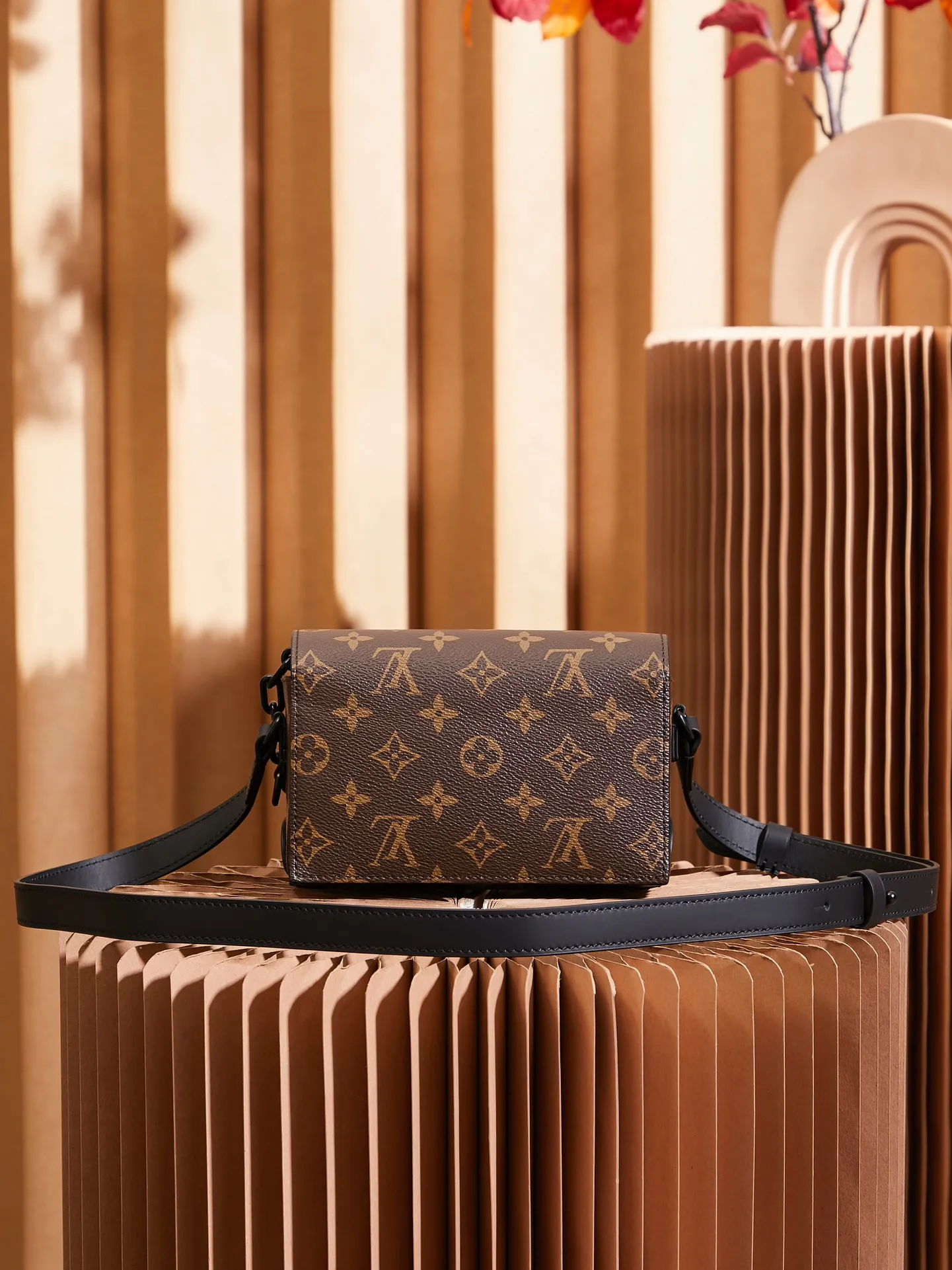 P¥680👉nfc dynamic chip version👈[Top-grade inspection-free all-steel hardware] This Steamer mini handbag is made of Monogram Macassar canvas and is recognizable with decorative chains and brooches. The reinforced corners trace back to the brand's box-making tradition. The magnetic buckle design makes it easy to access small items. The adjustable shoulder strap allows you to choose to carry it on the shoulder or cross-body. Monogram Macassar coated canvas, cow leather trim, fabric lining, metal hardware, Steamer style chain, magnetic closure, zippered inner pocket, shoulder strap: non-detachable, adjustable! ! Model: M83613; Size: 18x11x6.5CM