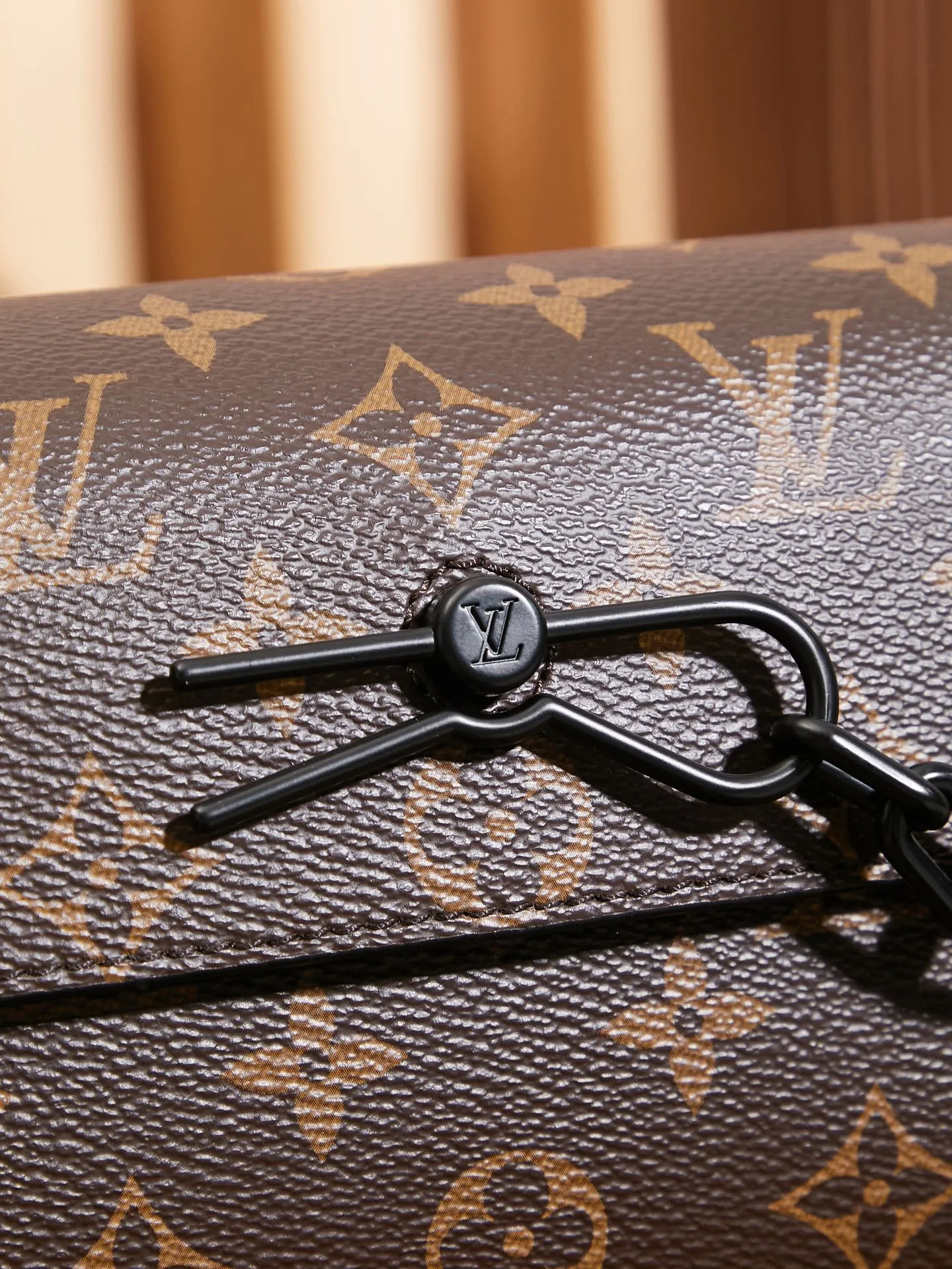 P¥680👉nfc dynamic chip version👈[Top-grade inspection-free all-steel hardware] This Steamer mini handbag is made of Monogram Macassar canvas and is recognizable with decorative chains and brooches. The reinforced corners trace back to the brand's box-making tradition. The magnetic buckle design makes it easy to access small items. The adjustable shoulder strap allows you to choose to carry it on the shoulder or cross-body. Monogram Macassar coated canvas, cow leather trim, fabric lining, metal hardware, Steamer style chain, magnetic closure, zippered inner pocket, shoulder strap: non-detachable, adjustable! ! Model: M83613; Size: 18x11x6.5CM