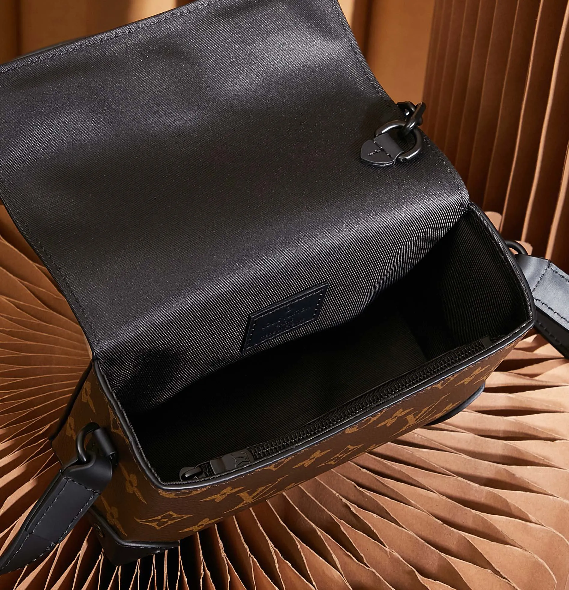 P¥680👉nfc dynamic chip version👈[Top-grade inspection-free all-steel hardware] This Steamer mini handbag is made of Monogram Macassar canvas and is recognizable with decorative chains and brooches. The reinforced corners trace back to the brand's box-making tradition. The magnetic buckle design makes it easy to access small items. The adjustable shoulder strap allows you to choose to carry it on the shoulder or cross-body. Monogram Macassar coated canvas, cow leather trim, fabric lining, metal hardware, Steamer style chain, magnetic closure, zippered inner pocket, shoulder strap: non-detachable, adjustable! ! Model: M83613; Size: 18x11x6.5CM