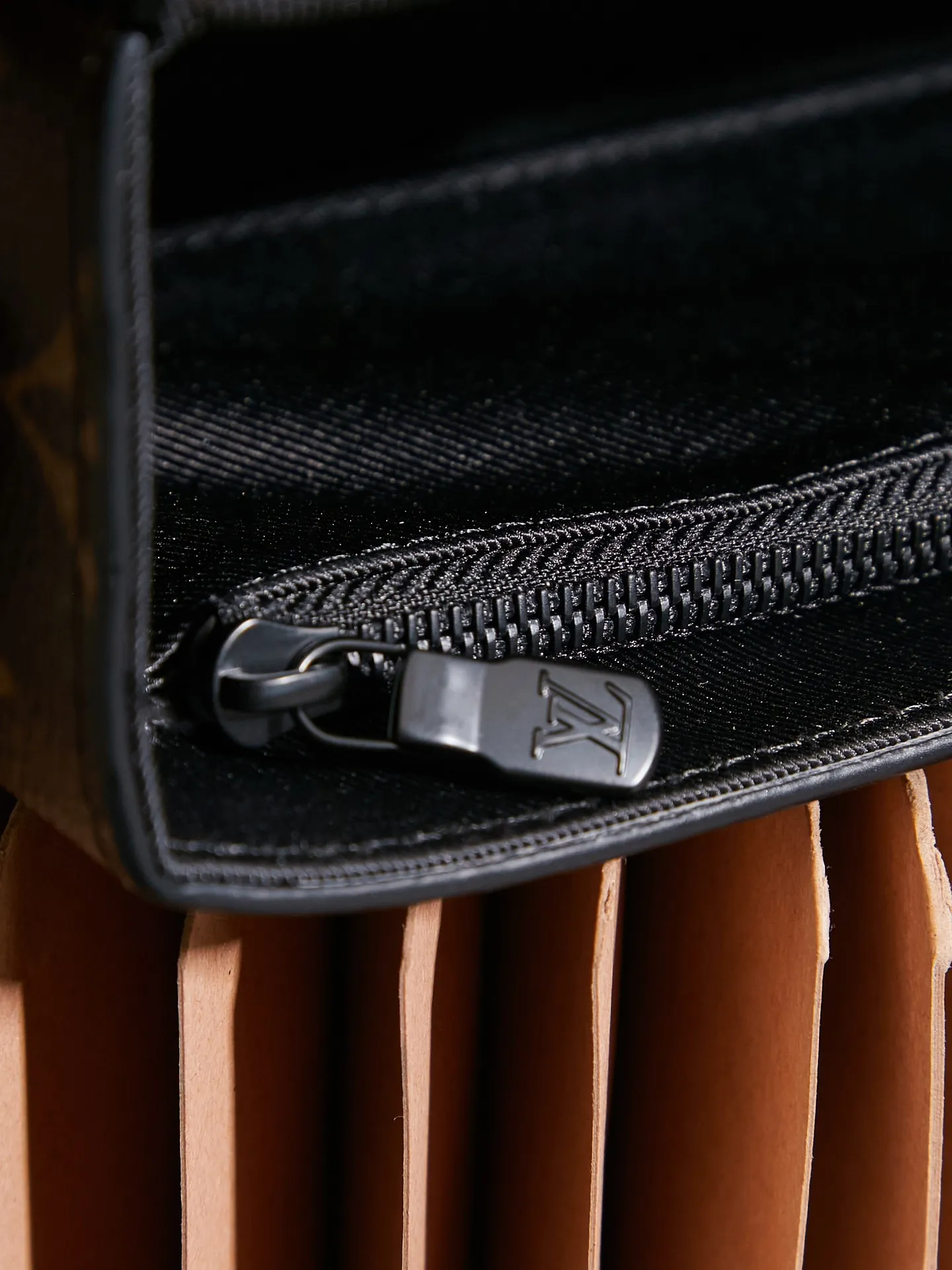 P¥680👉nfc dynamic chip version👈[Top-grade inspection-free all-steel hardware] This Steamer mini handbag is made of Monogram Macassar canvas and is recognizable with decorative chains and brooches. The reinforced corners trace back to the brand's box-making tradition. The magnetic buckle design makes it easy to access small items. The adjustable shoulder strap allows you to choose to carry it on the shoulder or cross-body. Monogram Macassar coated canvas, cow leather trim, fabric lining, metal hardware, Steamer style chain, magnetic closure, zippered inner pocket, shoulder strap: non-detachable, adjustable! ! Model: M83613; Size: 18x11x6.5CM