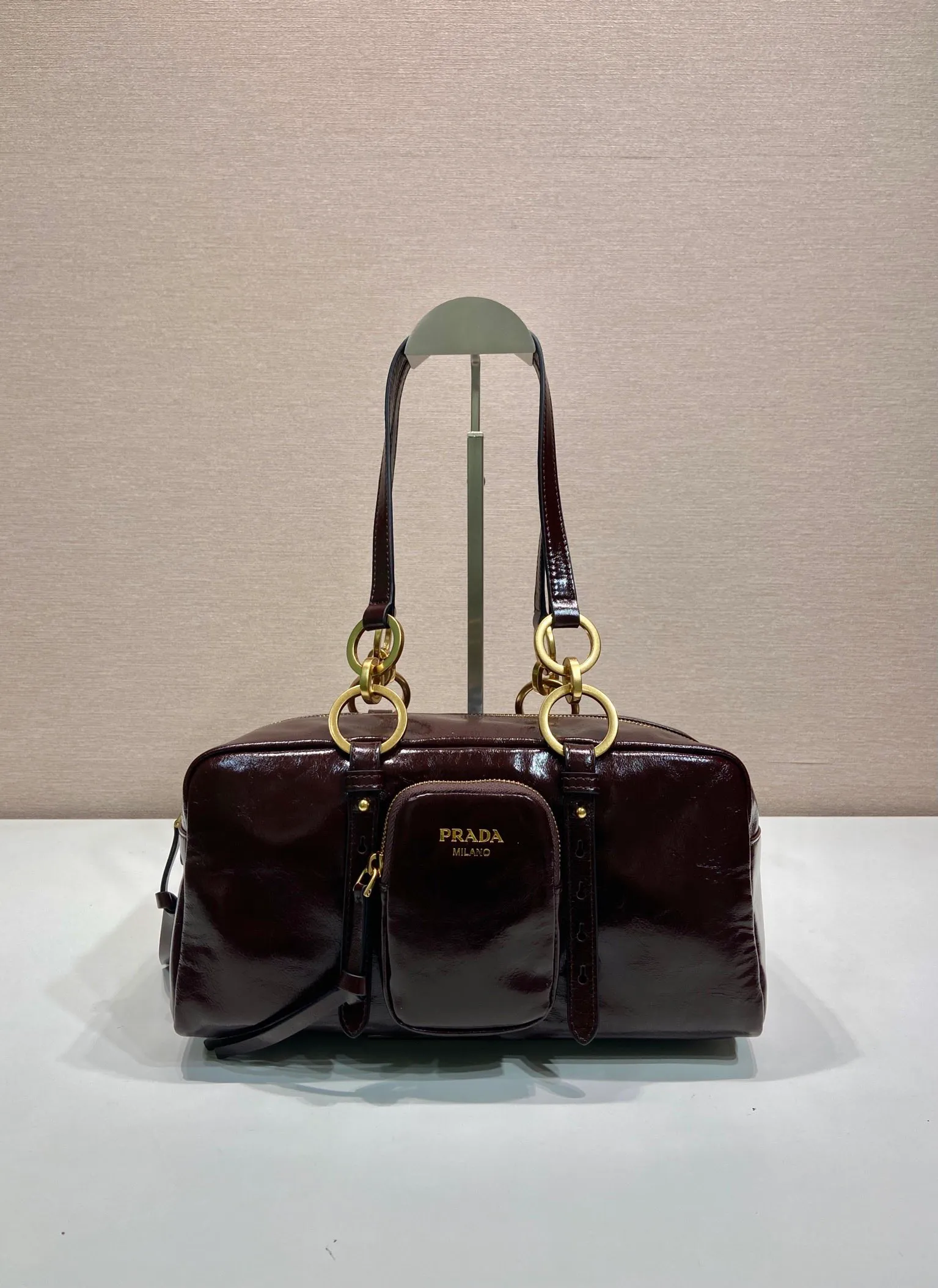 💰1700🎉New oil wax leather🎉1BB138 large🎉🎉 This shoulder bag is reinterpreted with soft oil wax leather design, retro metal hardware and zipper pockets with archive elements, highlighting the retro charm. It can be carried on the shoulder or in the hand, has a large capacity, and the upper body effect is very fashionable and versatile. Another popular style that never goes out of style, beauties 😘 hurry up and get it🎉🎉 Length 30x height 14x base 13.5cm🎉🎉🎉💰💰💰