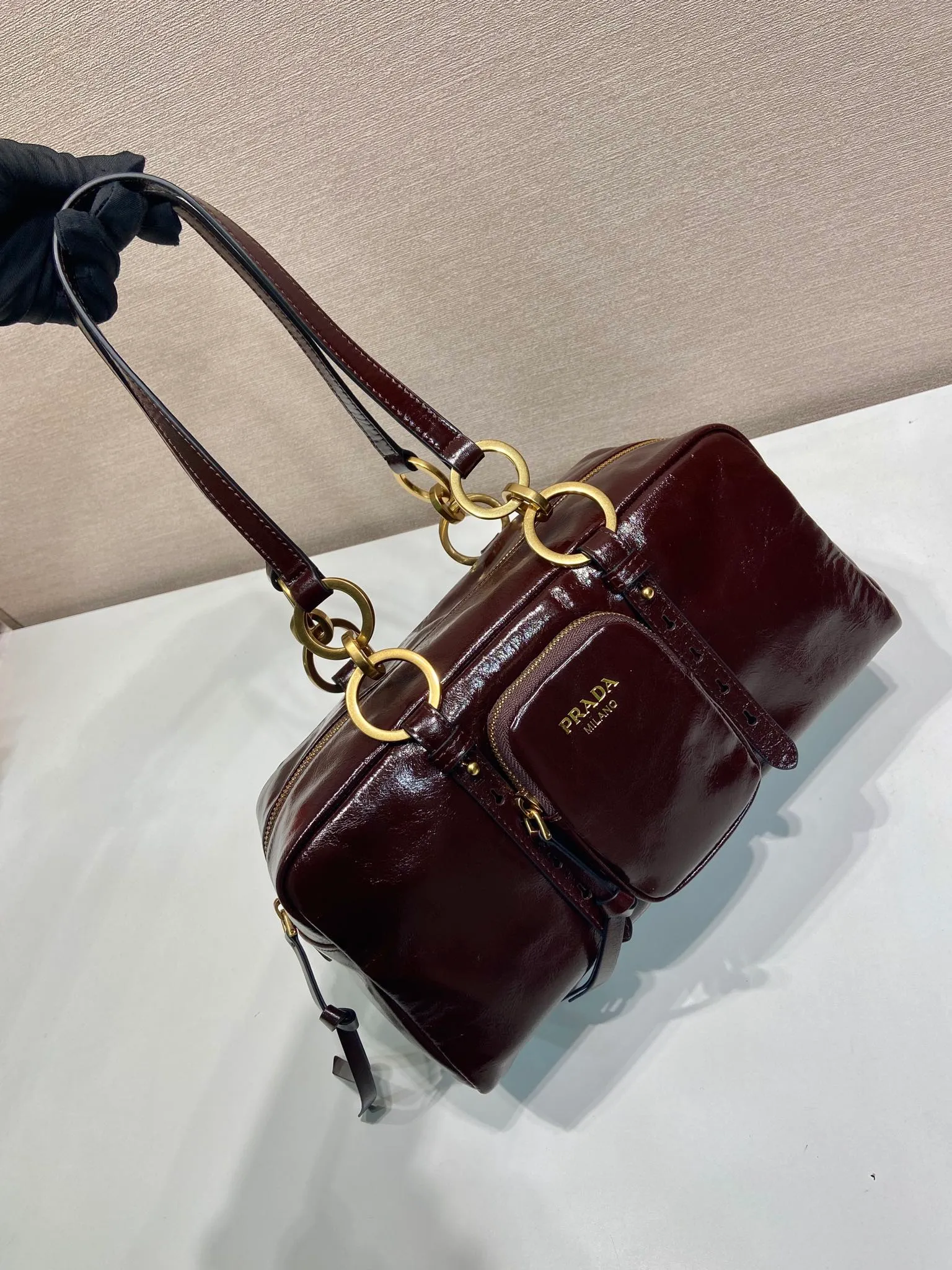 💰1700🎉New oil wax leather🎉1BB138 large🎉🎉 This shoulder bag is reinterpreted with soft oil wax leather design, retro metal hardware and zipper pockets with archive elements, highlighting the retro charm. It can be carried on the shoulder or in the hand, has a large capacity, and the upper body effect is very fashionable and versatile. Another popular style that never goes out of style, beauties 😘 hurry up and get it🎉🎉 Length 30x height 14x base 13.5cm🎉🎉🎉💰💰💰