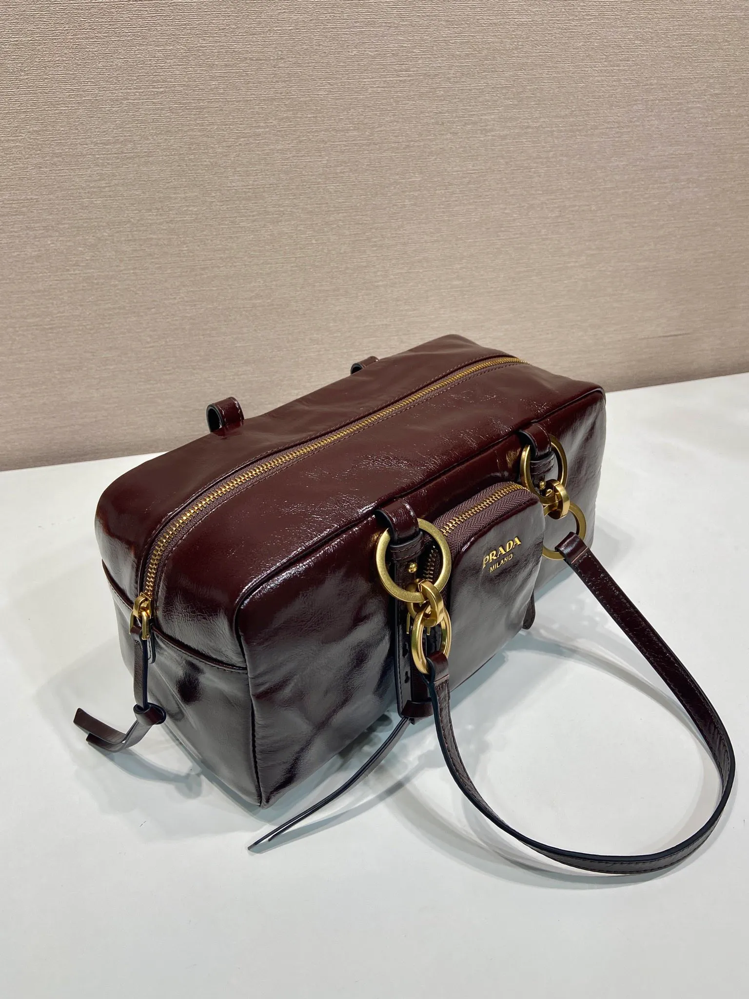 💰1700🎉New oil wax leather🎉1BB138 large🎉🎉 This shoulder bag is reinterpreted with soft oil wax leather design, retro metal hardware and zipper pockets with archive elements, highlighting the retro charm. It can be carried on the shoulder or in the hand, has a large capacity, and the upper body effect is very fashionable and versatile. Another popular style that never goes out of style, beauties 😘 hurry up and get it🎉🎉 Length 30x height 14x base 13.5cm🎉🎉🎉💰💰💰