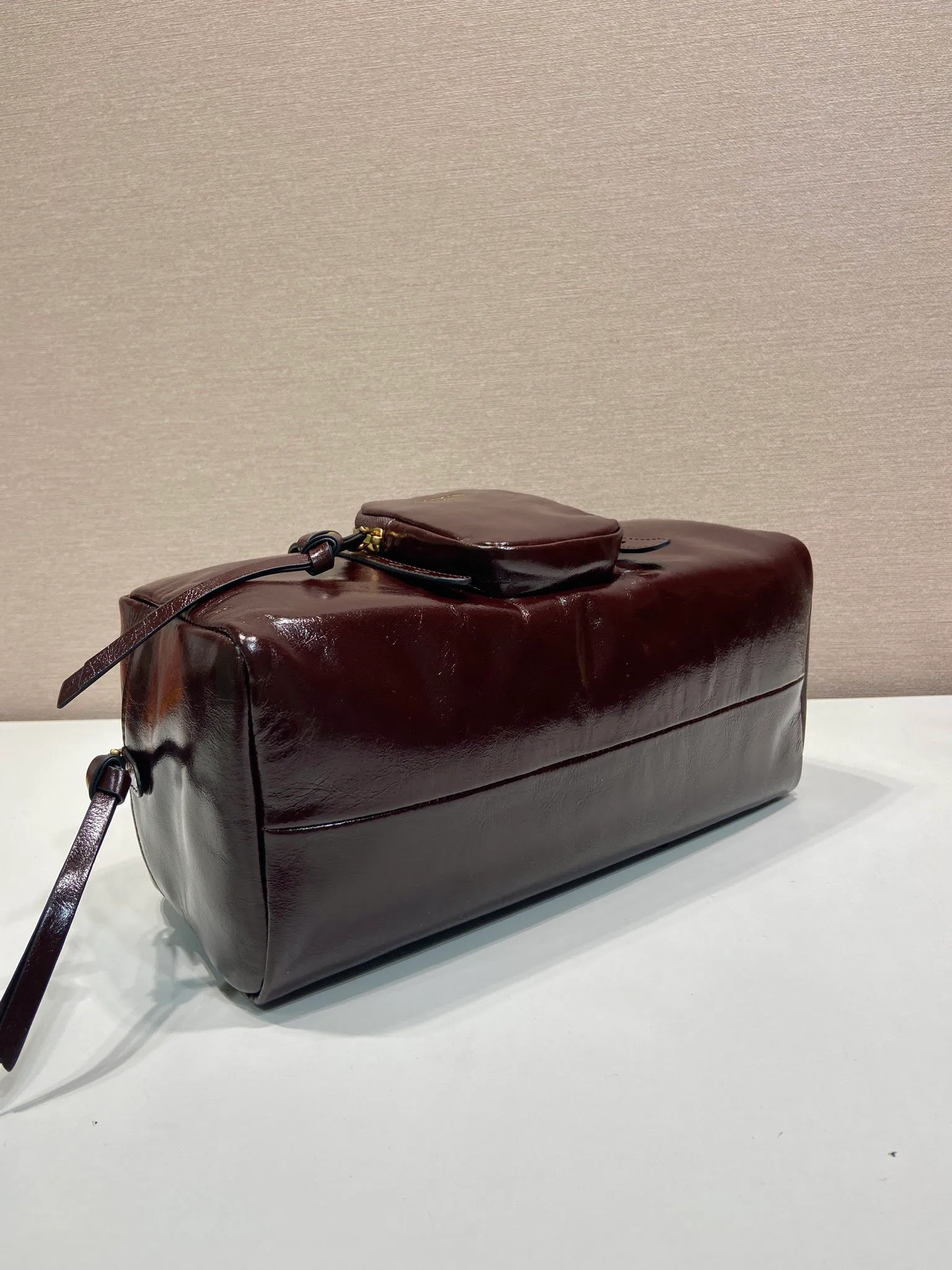 💰1700🎉New oil wax leather🎉1BB138 large🎉🎉 This shoulder bag is reinterpreted with soft oil wax leather design, retro metal hardware and zipper pockets with archive elements, highlighting the retro charm. It can be carried on the shoulder or in the hand, has a large capacity, and the upper body effect is very fashionable and versatile. Another popular style that never goes out of style, beauties 😘 hurry up and get it🎉🎉 Length 30x height 14x base 13.5cm🎉🎉🎉💰💰💰