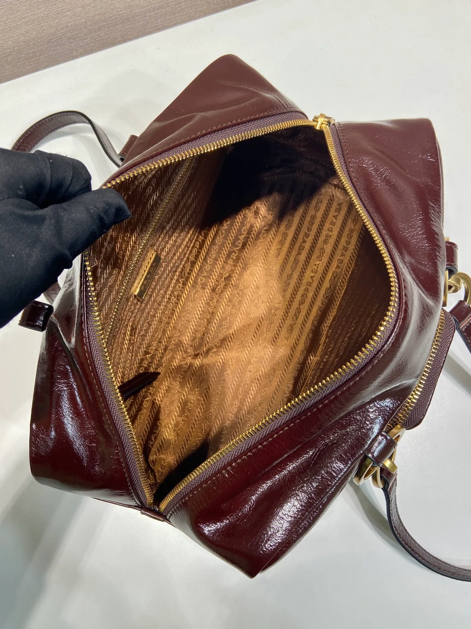 💰1700🎉New oil wax leather🎉1BB138 large🎉🎉 This shoulder bag is reinterpreted with soft oil wax leather design, retro metal hardware and zipper pockets with archive elements, highlighting the retro charm. It can be carried on the shoulder or in the hand, has a large capacity, and the upper body effect is very fashionable and versatile. Another popular style that never goes out of style, beauties 😘 hurry up and get it🎉🎉 Length 30x height 14x base 13.5cm🎉🎉🎉💰💰💰