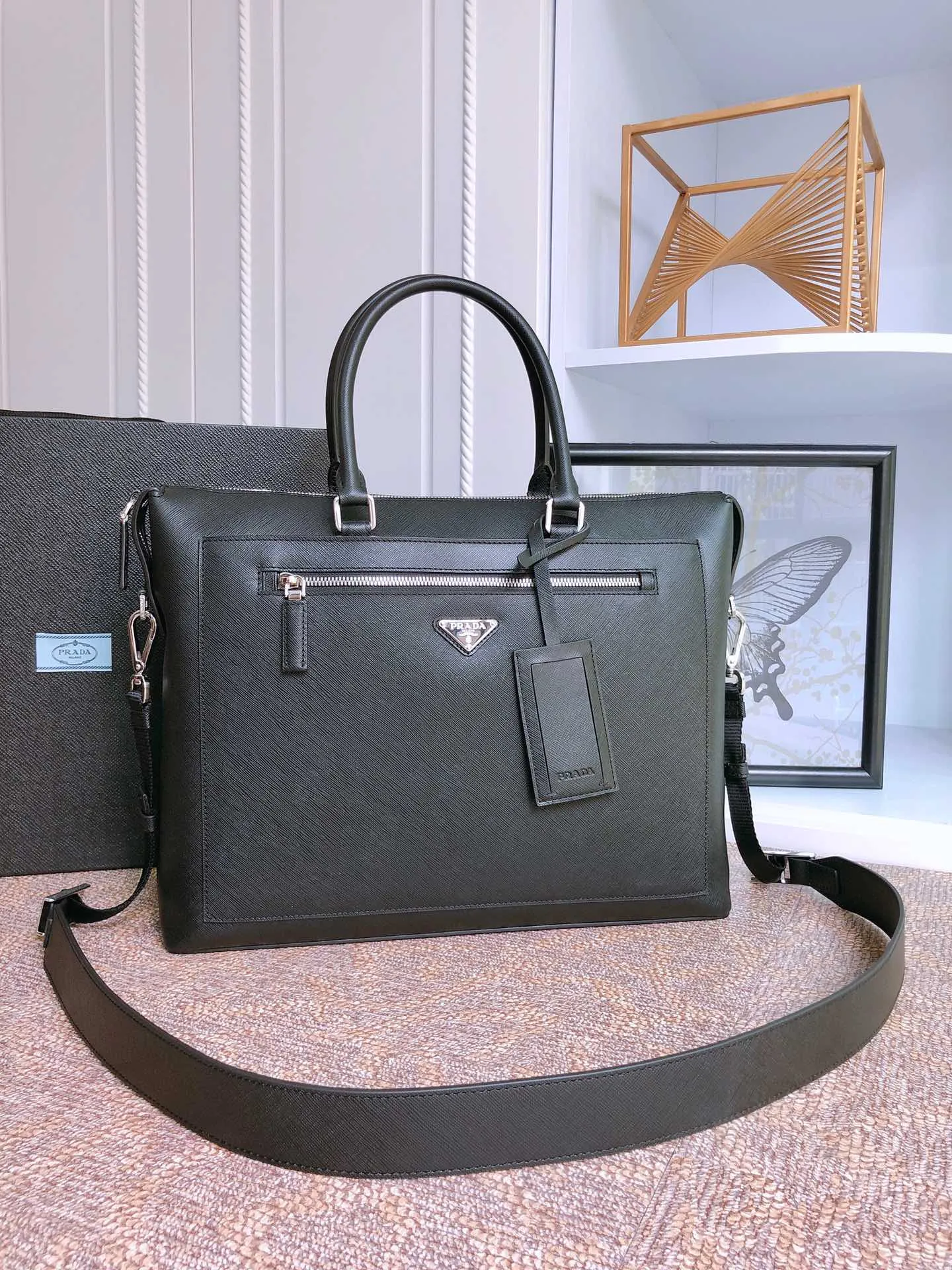 💰2100〽️Exclusive first release〽️New 2VG044 men's bag💼💼Top original item👏🏻👏🏻Made of imported Saffano leather material, double leather handles, detachable shoulder strap with internal logo brand, top quality metal hardware, zipper closure, front zip pocket, three internal compartments, one of which has a zipper, magnetic fastening outer pocket, dedicated internal compartment, one side wall stitched zip pocket, two mobile phone pockets. Length 38x Height 30x Bottom 9cm