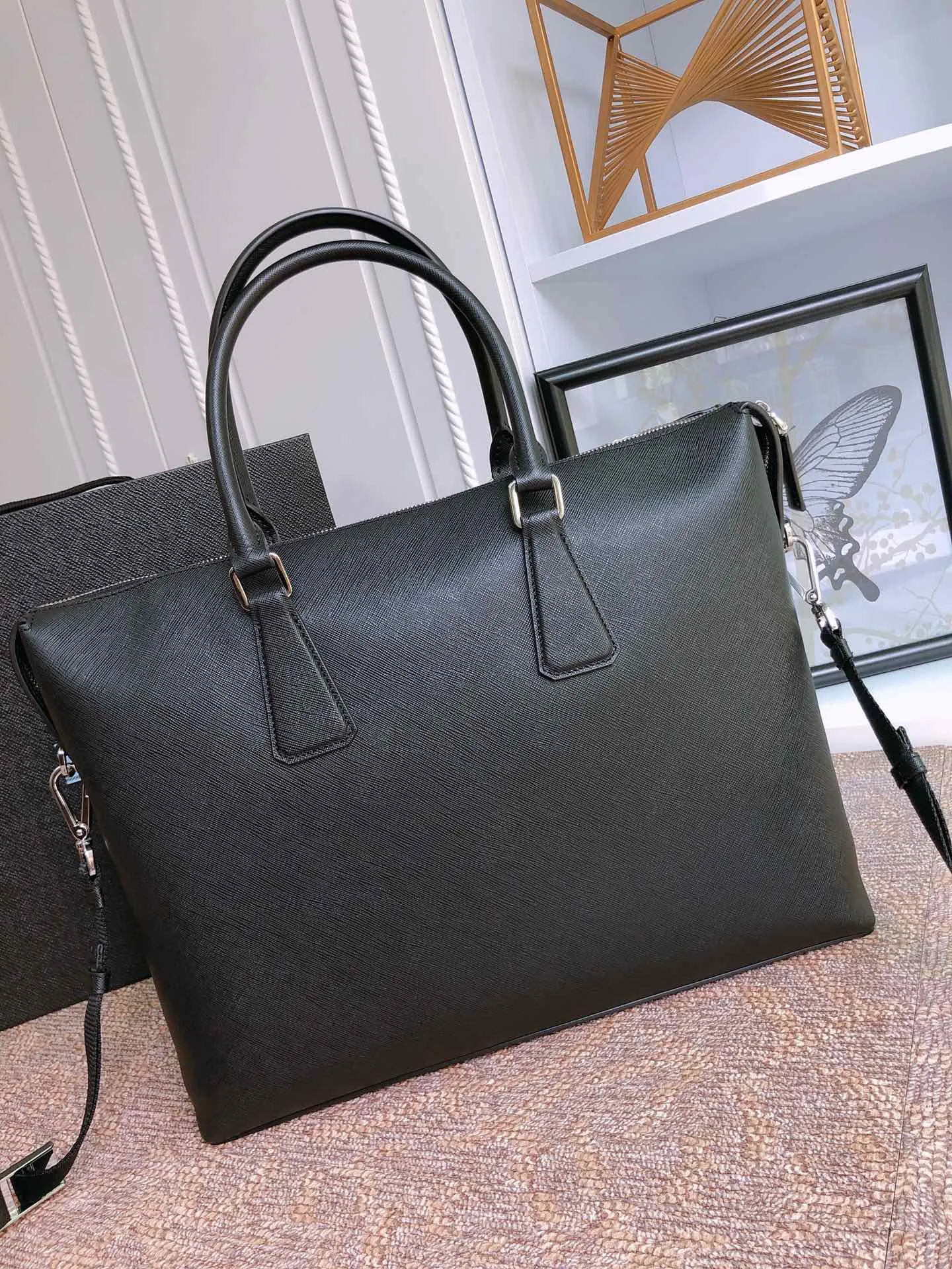 💰2100〽️Exclusive first release〽️New 2VG044 men's bag💼💼Top original item👏🏻👏🏻Made of imported Saffano leather material, double leather handles, detachable shoulder strap with internal logo brand, top quality metal hardware, zipper closure, front zip pocket, three internal compartments, one of which has a zipper, magnetic fastening outer pocket, dedicated internal compartment, one side wall stitched zip pocket, two mobile phone pockets. Length 38x Height 30x Bottom 9cm