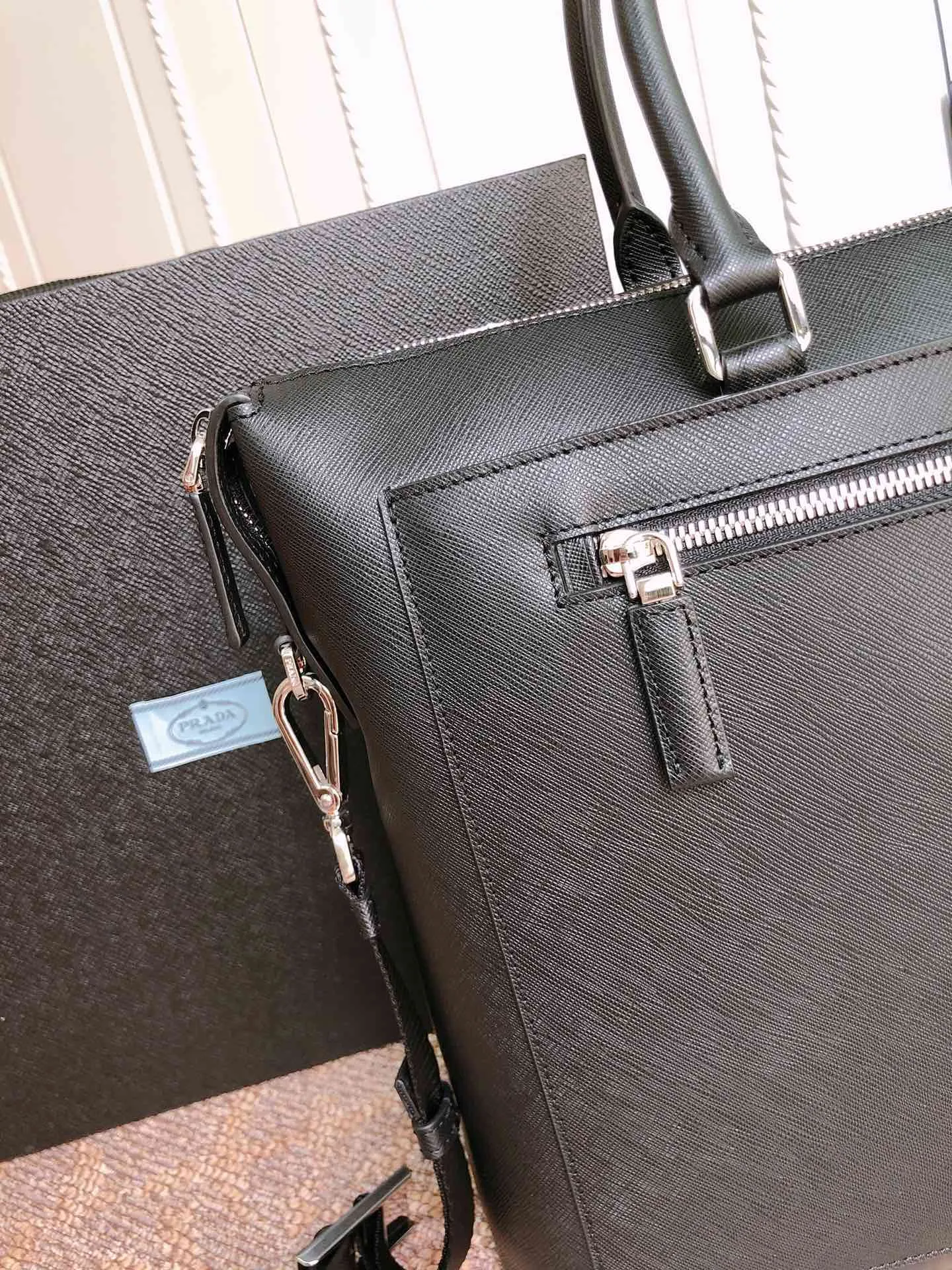 💰2100〽️Exclusive first release〽️New 2VG044 men's bag💼💼Top original item👏🏻👏🏻Made of imported Saffano leather material, double leather handles, detachable shoulder strap with internal logo brand, top quality metal hardware, zipper closure, front zip pocket, three internal compartments, one of which has a zipper, magnetic fastening outer pocket, dedicated internal compartment, one side wall stitched zip pocket, two mobile phone pockets. Length 38x Height 30x Bottom 9cm