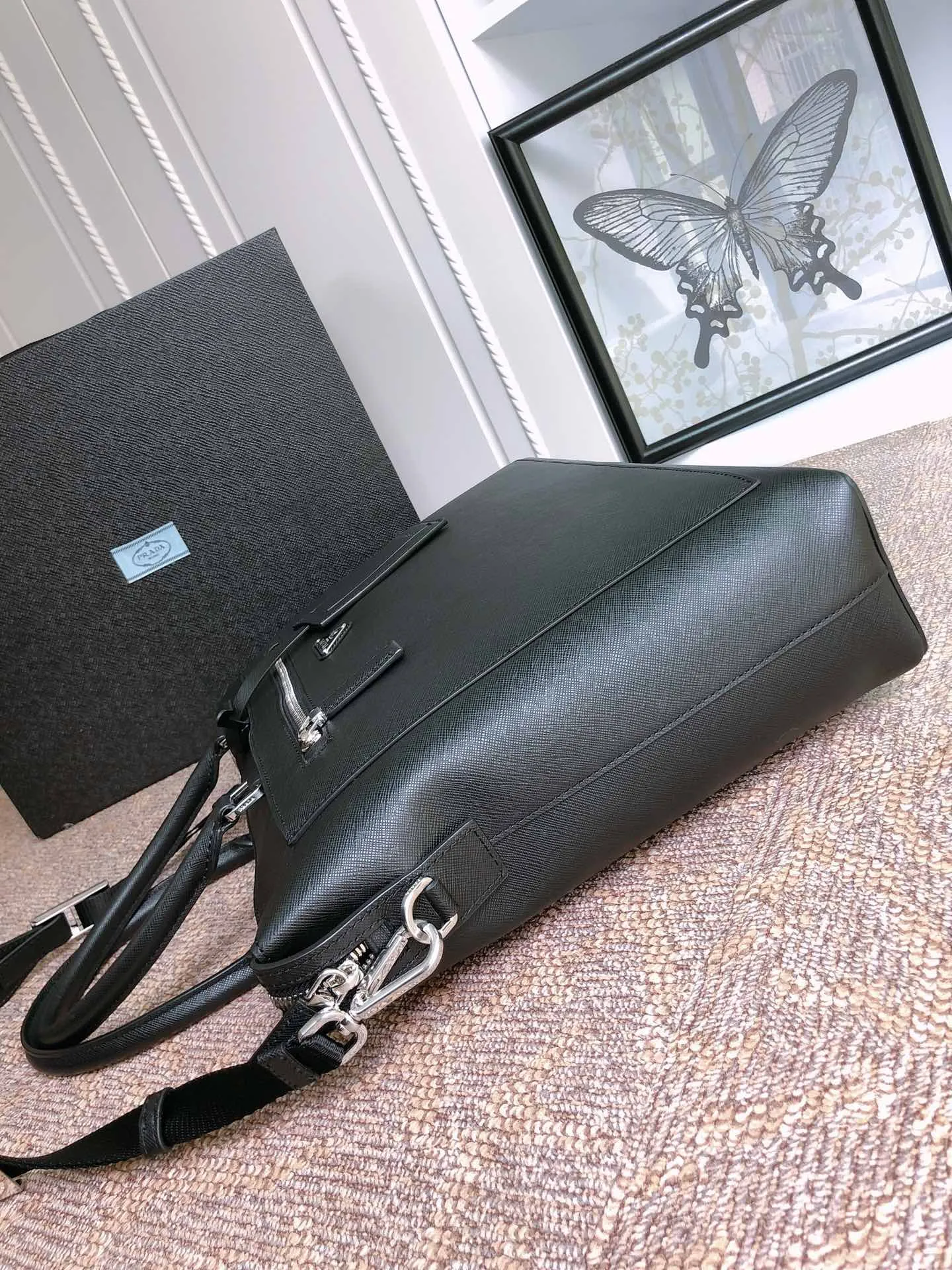 💰2100〽️Exclusive first release〽️New 2VG044 men's bag💼💼Top original item👏🏻👏🏻Made of imported Saffano leather material, double leather handles, detachable shoulder strap with internal logo brand, top quality metal hardware, zipper closure, front zip pocket, three internal compartments, one of which has a zipper, magnetic fastening outer pocket, dedicated internal compartment, one side wall stitched zip pocket, two mobile phone pockets. Length 38x Height 30x Bottom 9cm