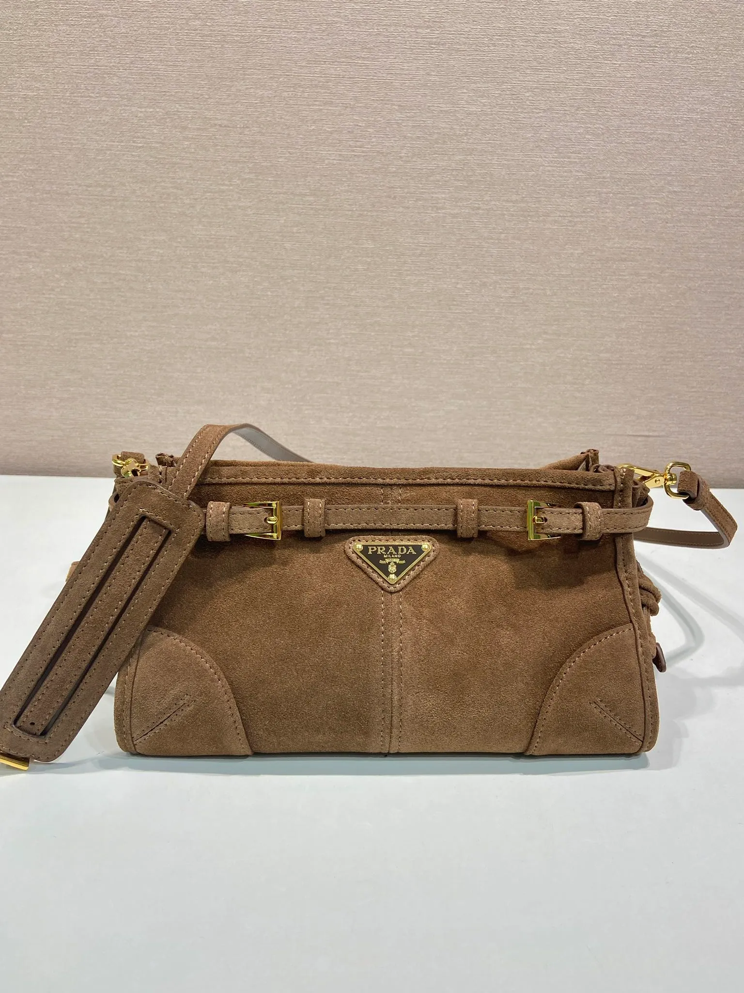 💰1320🎉LusSolf suede leather🎉1BA215 crossbody bag🎉 This crossbody bag is made of imported suede leather and exudes a classic atmosphere. It is equipped with a detachable and adjustable long shoulder strap, which is convenient for shoulder and crossbody carry. It has a very large capacity and is easy to use👏. It is definitely a must-have for fashionistas. Hurry up and take this retro style crossbody bag home! Length 26x height 14x base 12cm🎉🎉🎉👏👏👏 🎉🎉🎉👏👏👏