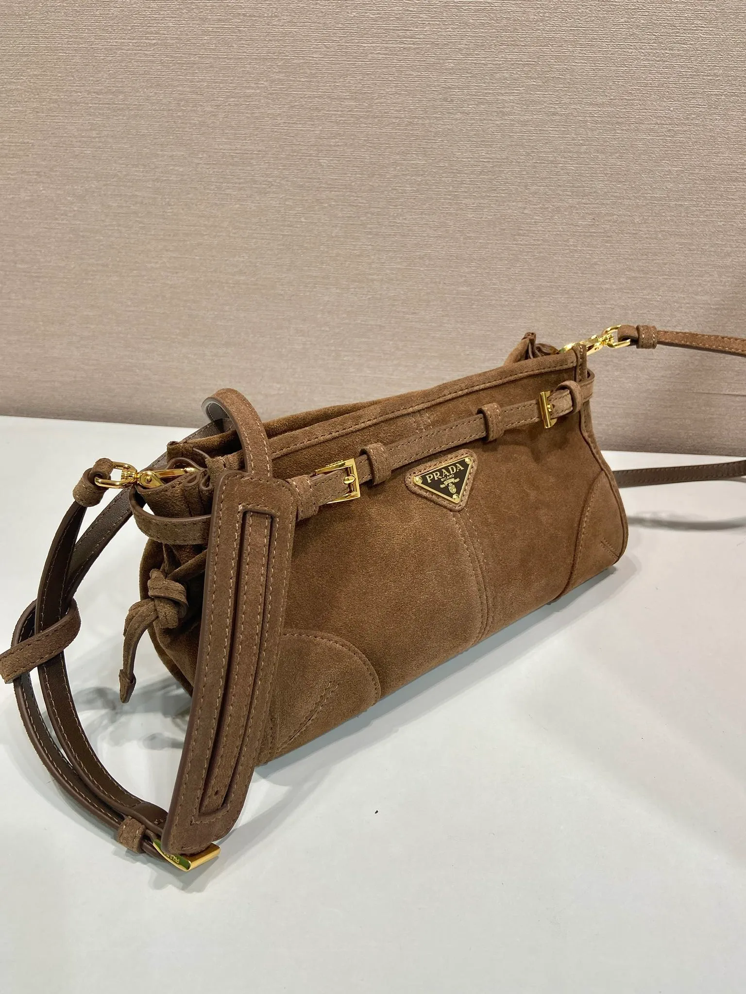 💰1320🎉LusSolf suede leather🎉1BA215 crossbody bag🎉 This crossbody bag is made of imported suede leather and exudes a classic atmosphere. It is equipped with a detachable and adjustable long shoulder strap, which is convenient for shoulder and crossbody carry. It has a very large capacity and is easy to use👏. It is definitely a must-have for fashionistas. Hurry up and take this retro style crossbody bag home! Length 26x height 14x base 12cm🎉🎉🎉👏👏👏 🎉🎉🎉👏👏👏