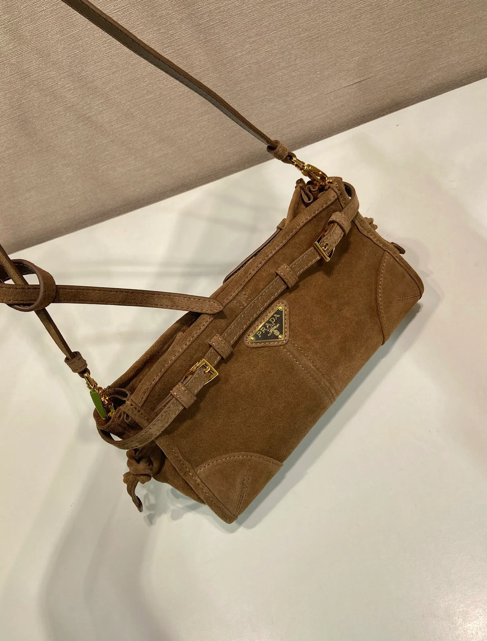 💰1320🎉LusSolf suede leather🎉1BA215 crossbody bag🎉 This crossbody bag is made of imported suede leather and exudes a classic atmosphere. It is equipped with a detachable and adjustable long shoulder strap, which is convenient for shoulder and crossbody carry. It has a very large capacity and is easy to use👏. It is definitely a must-have for fashionistas. Hurry up and take this retro style crossbody bag home! Length 26x height 14x base 12cm🎉🎉🎉👏👏👏 🎉🎉🎉👏👏👏