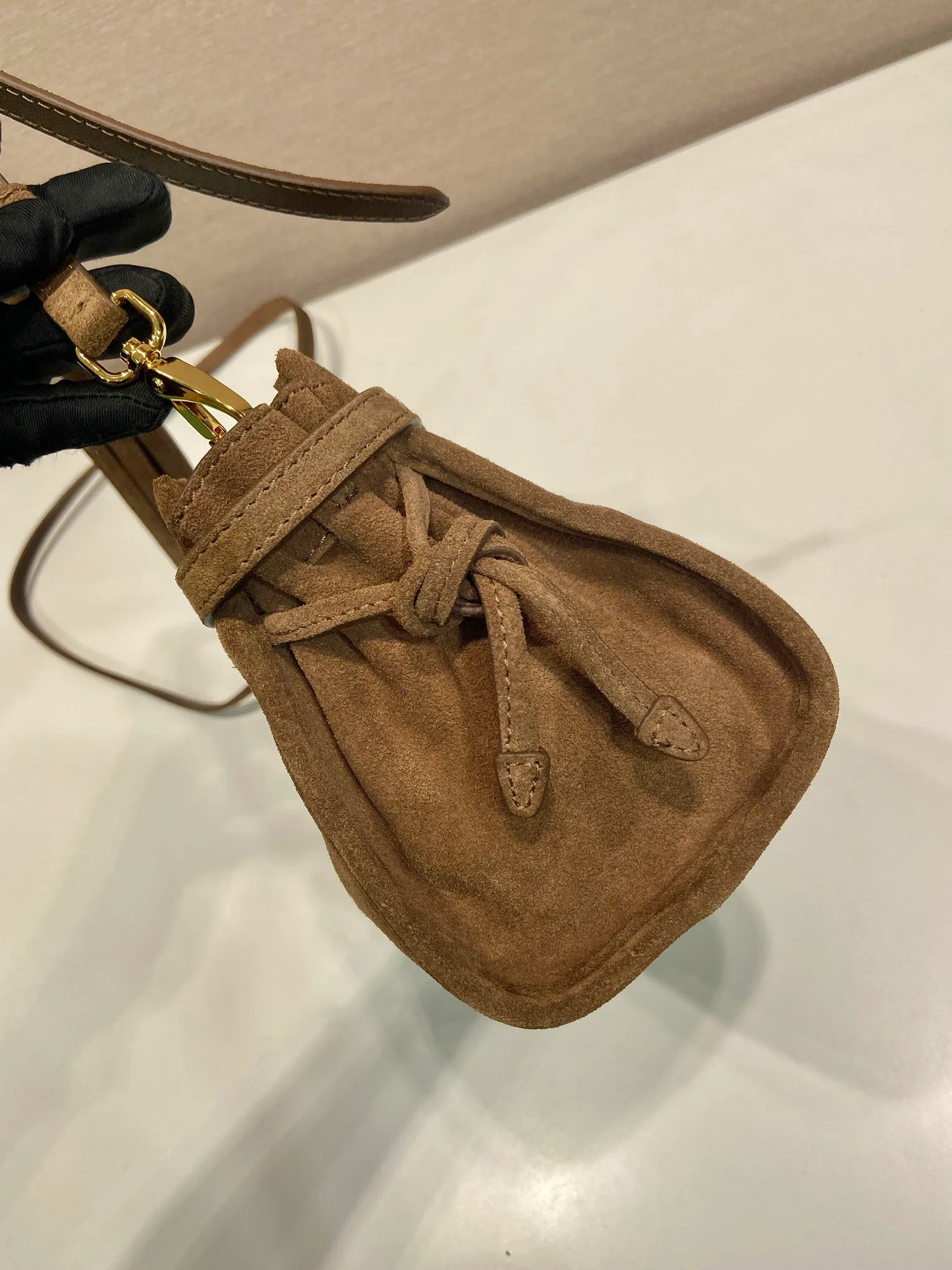 💰1320🎉LusSolf suede leather🎉1BA215 crossbody bag🎉 This crossbody bag is made of imported suede leather and exudes a classic atmosphere. It is equipped with a detachable and adjustable long shoulder strap, which is convenient for shoulder and crossbody carry. It has a very large capacity and is easy to use👏. It is definitely a must-have for fashionistas. Hurry up and take this retro style crossbody bag home! Length 26x height 14x base 12cm🎉🎉🎉👏👏👏 🎉🎉🎉👏👏👏