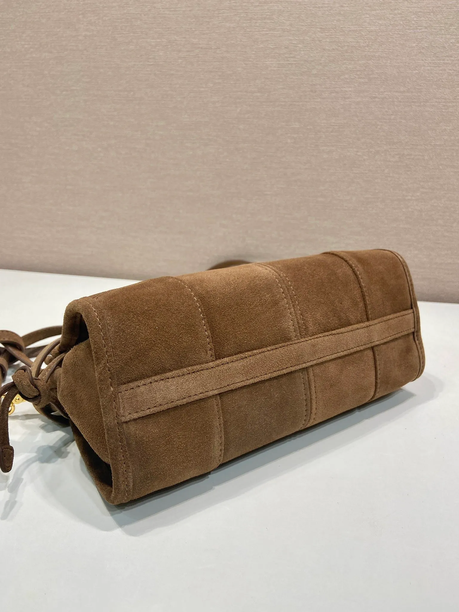 💰1320🎉LusSolf suede leather🎉1BA215 crossbody bag🎉 This crossbody bag is made of imported suede leather and exudes a classic atmosphere. It is equipped with a detachable and adjustable long shoulder strap, which is convenient for shoulder and crossbody carry. It has a very large capacity and is easy to use👏. It is definitely a must-have for fashionistas. Hurry up and take this retro style crossbody bag home! Length 26x height 14x base 12cm🎉🎉🎉👏👏👏 🎉🎉🎉👏👏👏