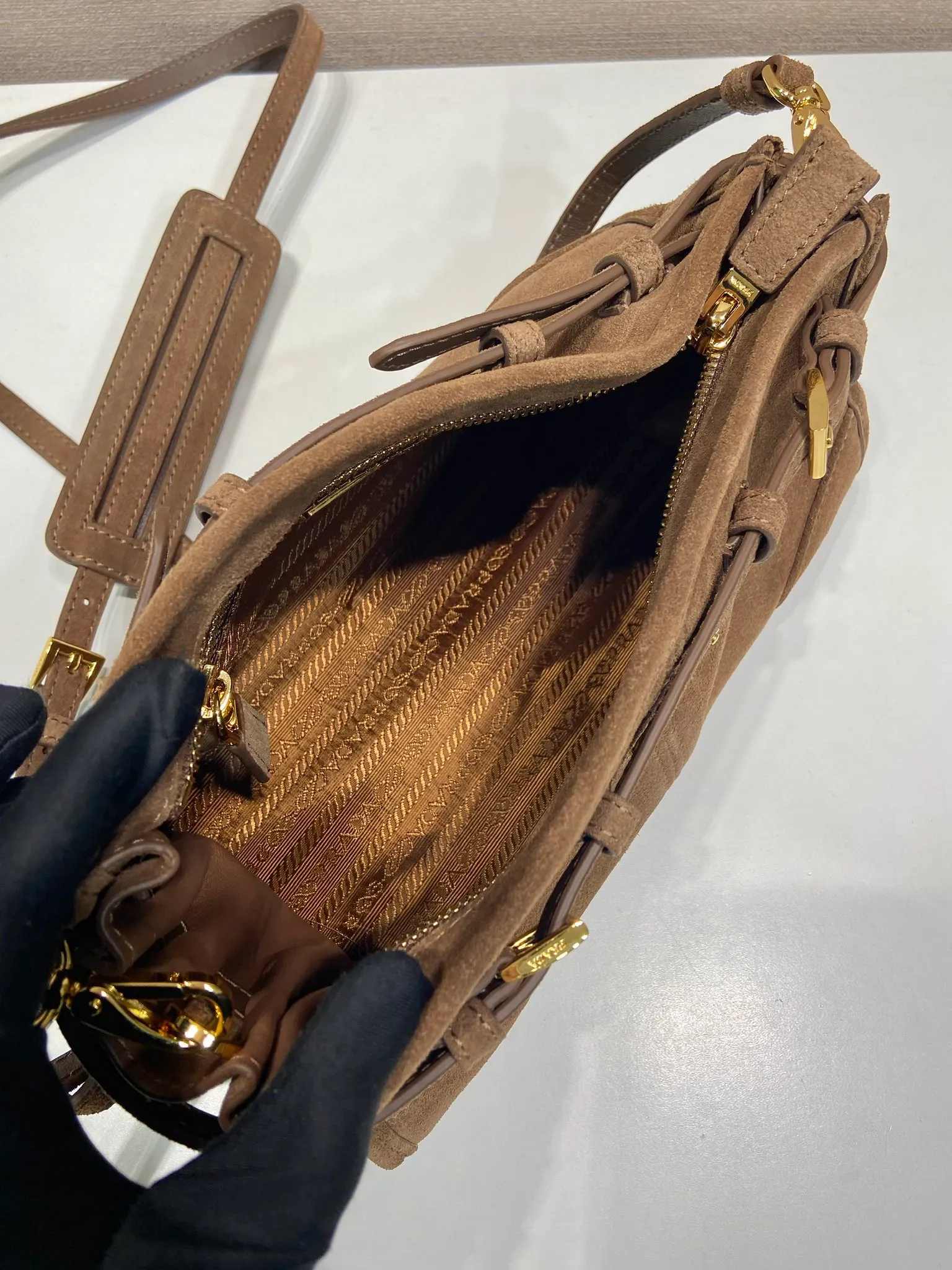 💰1320🎉LusSolf suede leather🎉1BA215 crossbody bag🎉 This crossbody bag is made of imported suede leather and exudes a classic atmosphere. It is equipped with a detachable and adjustable long shoulder strap, which is convenient for shoulder and crossbody carry. It has a very large capacity and is easy to use👏. It is definitely a must-have for fashionistas. Hurry up and take this retro style crossbody bag home! Length 26x height 14x base 12cm🎉🎉🎉👏👏👏 🎉🎉🎉👏👏👏