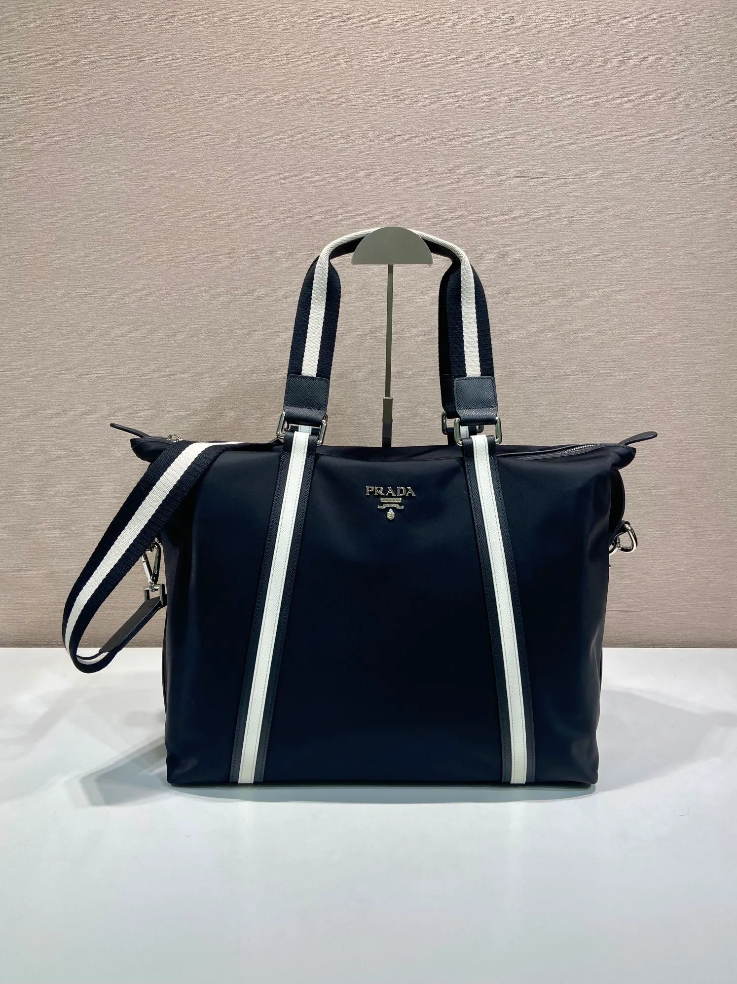 💰960, P Jiachui's popular men's bag, 2096 black, top quality, made of imported parachute fabric + imported cowhide, top hardware, lightweight + super large space, usable when traveling far away, never outdated, length 40X height 35X14cm.