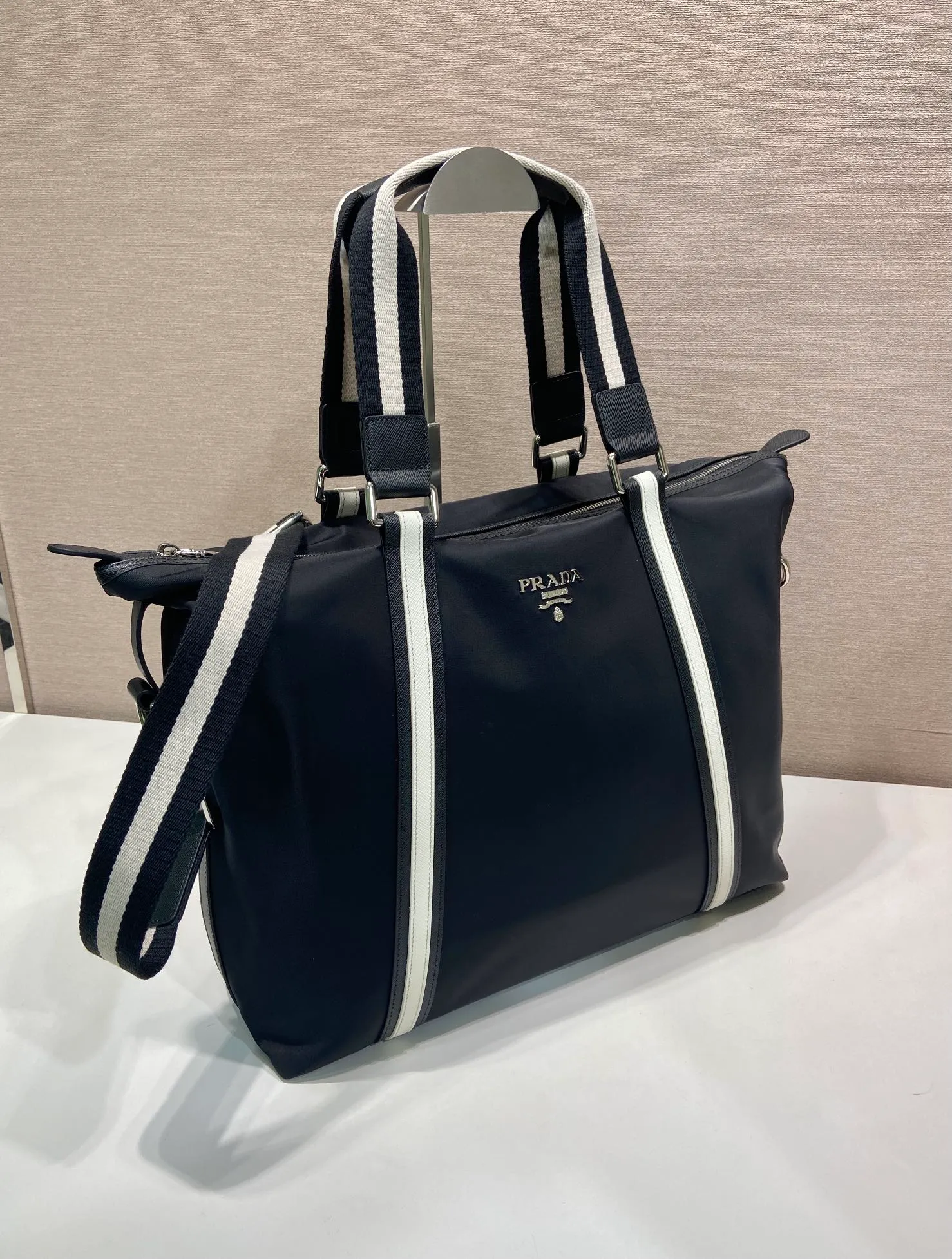 💰960, P Jiachui's popular men's bag, 2096 black, top quality, made of imported parachute fabric + imported cowhide, top hardware, lightweight + super large space, usable when traveling far away, never outdated, length 40X height 35X14cm.