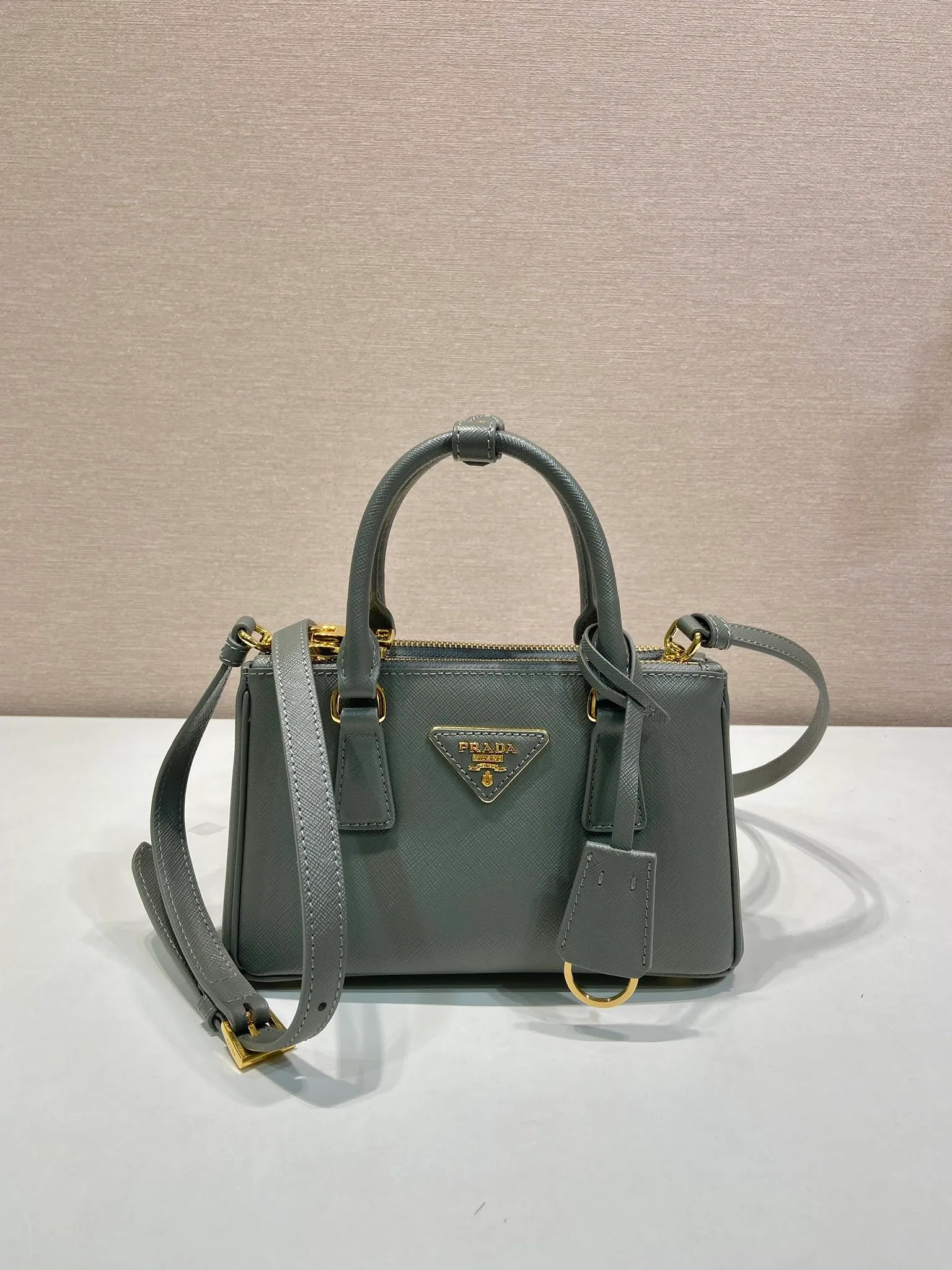 💰1700🎉mini killer🎉1BA916 new product🎉🎉 This Galleria handbag is made of iconic Saffiano leather, equipped with a detachable shoulder strap and top-grade brushed hardware👍👍. It is a chic interpretation of classic and timeless elegance. For beauties in the current era of fashionable small bags. It’s worth owning, it can be used easily for girls’ daily travel📱💄🚗🔑, it has a large capacity, is beautiful and practical🙊🙊It is a bag that will never go out of style whenever you use it😘😘Hurry up and get it👏👏 Length 21x Height 12.5x Bottom 8.5cm