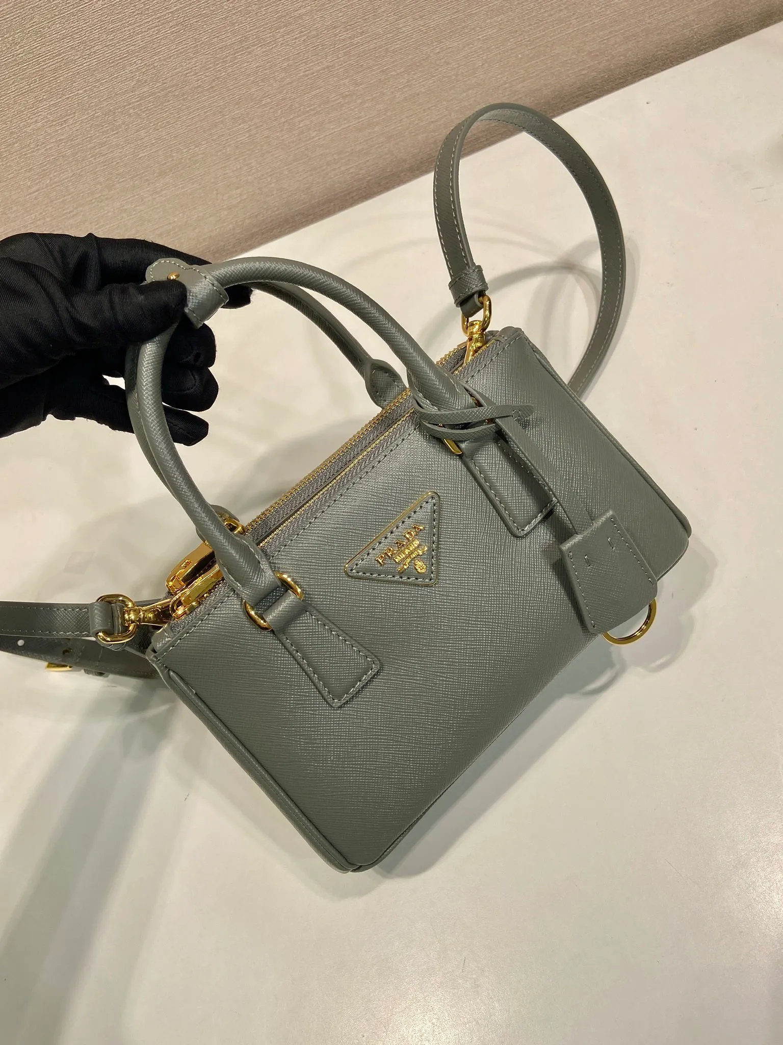 💰1700🎉mini killer🎉1BA916 new product🎉🎉 This Galleria handbag is made of iconic Saffiano leather, equipped with a detachable shoulder strap and top-grade brushed hardware👍👍. It is a chic interpretation of classic and timeless elegance. For beauties in the current era of fashionable small bags. It’s worth owning, it can be used easily for girls’ daily travel📱💄🚗🔑, it has a large capacity, is beautiful and practical🙊🙊It is a bag that will never go out of style whenever you use it😘😘Hurry up and get it👏👏 Length 21x Height 12.5x Bottom 8.5cm
