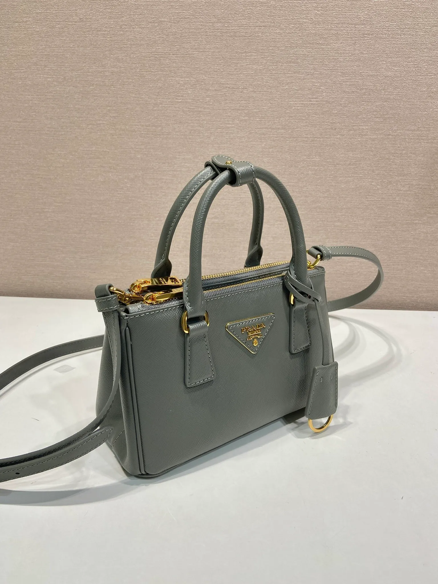💰1700🎉mini killer🎉1BA916 new product🎉🎉 This Galleria handbag is made of iconic Saffiano leather, equipped with a detachable shoulder strap and top-grade brushed hardware👍👍. It is a chic interpretation of classic and timeless elegance. For beauties in the current era of fashionable small bags. It’s worth owning, it can be used easily for girls’ daily travel📱💄🚗🔑, it has a large capacity, is beautiful and practical🙊🙊It is a bag that will never go out of style whenever you use it😘😘Hurry up and get it👏👏 Length 21x Height 12.5x Bottom 8.5cm