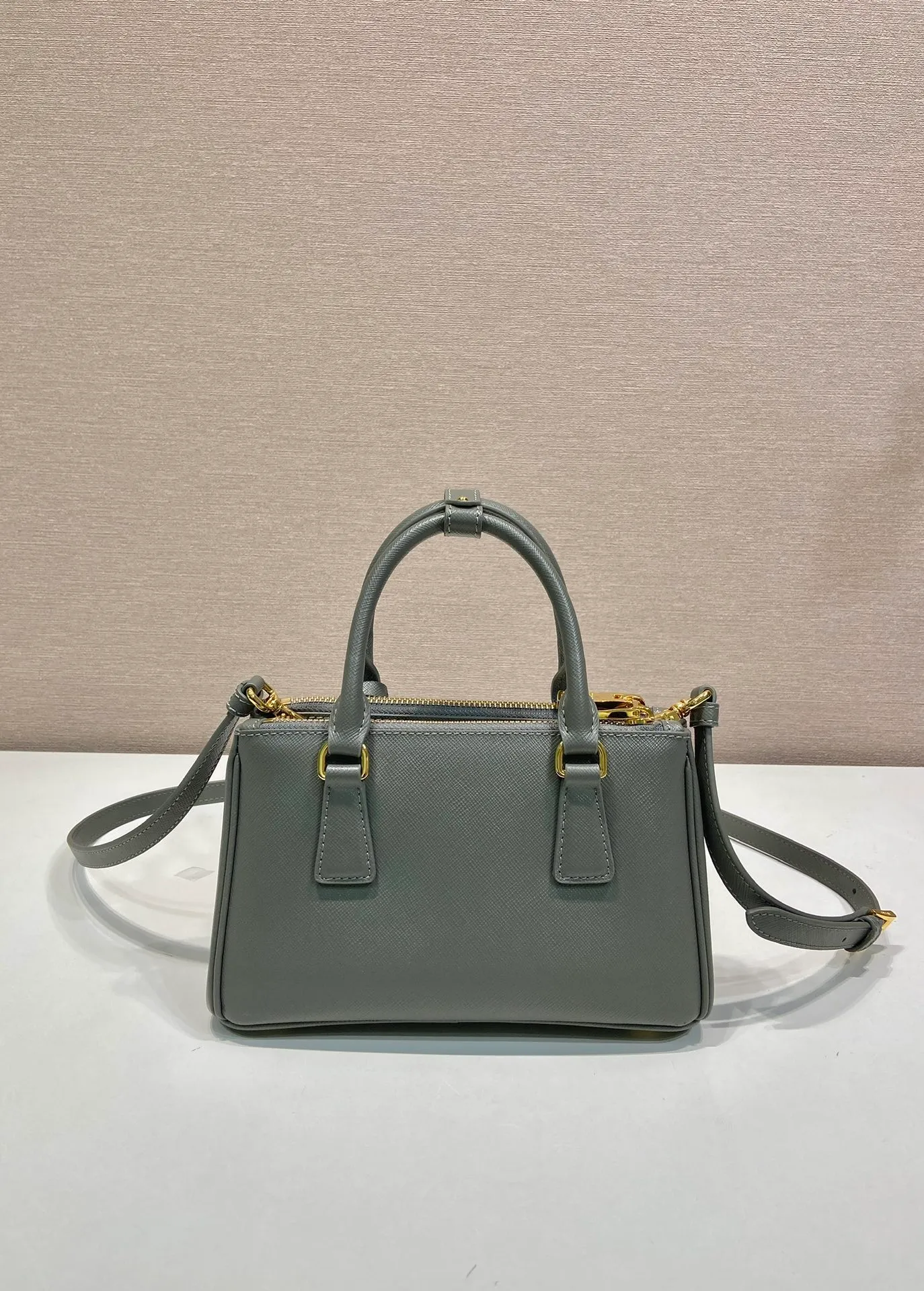 💰1700🎉mini killer🎉1BA916 new product🎉🎉 This Galleria handbag is made of iconic Saffiano leather, equipped with a detachable shoulder strap and top-grade brushed hardware👍👍. It is a chic interpretation of classic and timeless elegance. For beauties in the current era of fashionable small bags. It’s worth owning, it can be used easily for girls’ daily travel📱💄🚗🔑, it has a large capacity, is beautiful and practical🙊🙊It is a bag that will never go out of style whenever you use it😘😘Hurry up and get it👏👏 Length 21x Height 12.5x Bottom 8.5cm