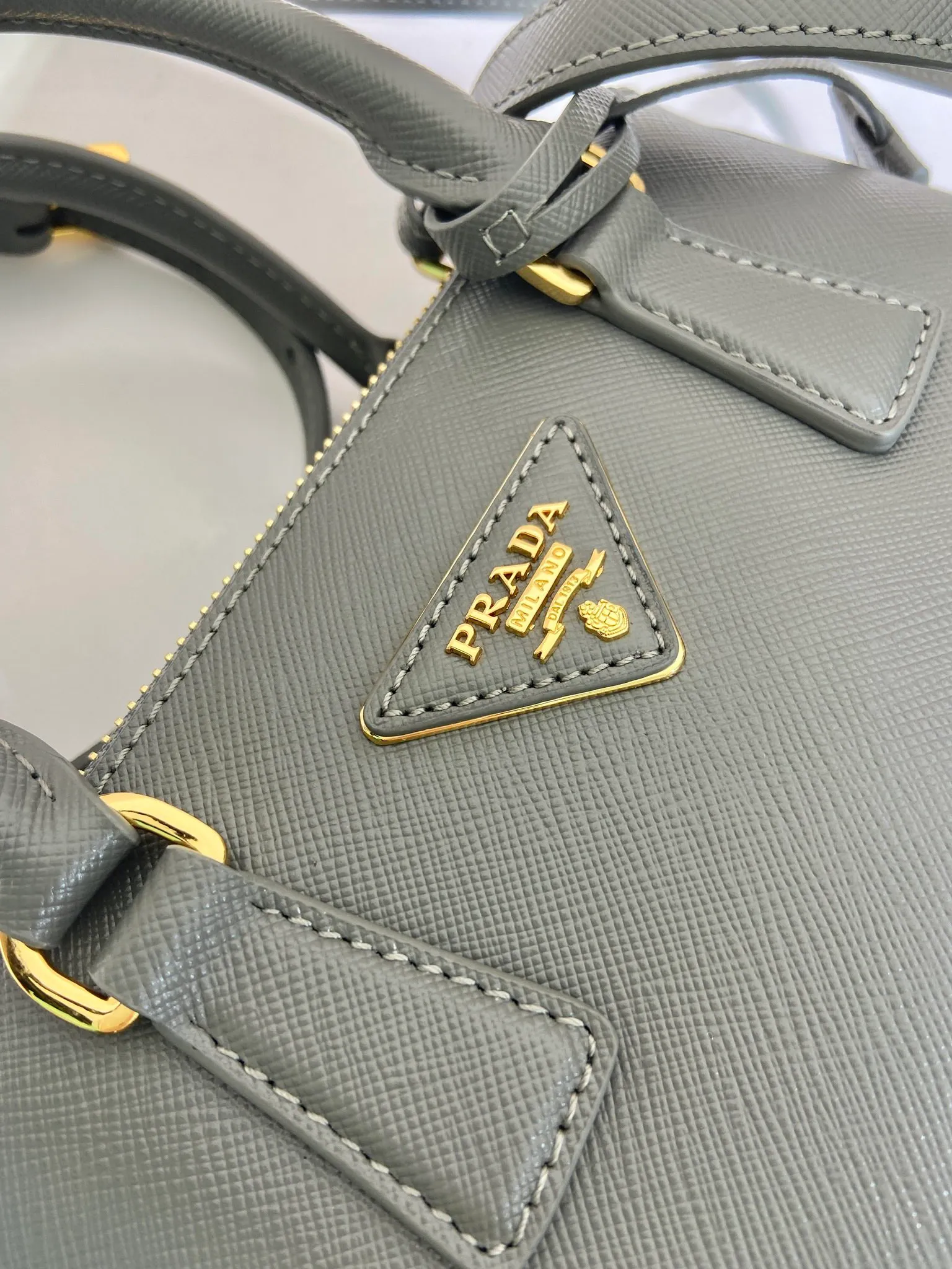 💰1700🎉mini killer🎉1BA916 new product🎉🎉 This Galleria handbag is made of iconic Saffiano leather, equipped with a detachable shoulder strap and top-grade brushed hardware👍👍. It is a chic interpretation of classic and timeless elegance. For beauties in the current era of fashionable small bags. It’s worth owning, it can be used easily for girls’ daily travel📱💄🚗🔑, it has a large capacity, is beautiful and practical🙊🙊It is a bag that will never go out of style whenever you use it😘😘Hurry up and get it👏👏 Length 21x Height 12.5x Bottom 8.5cm