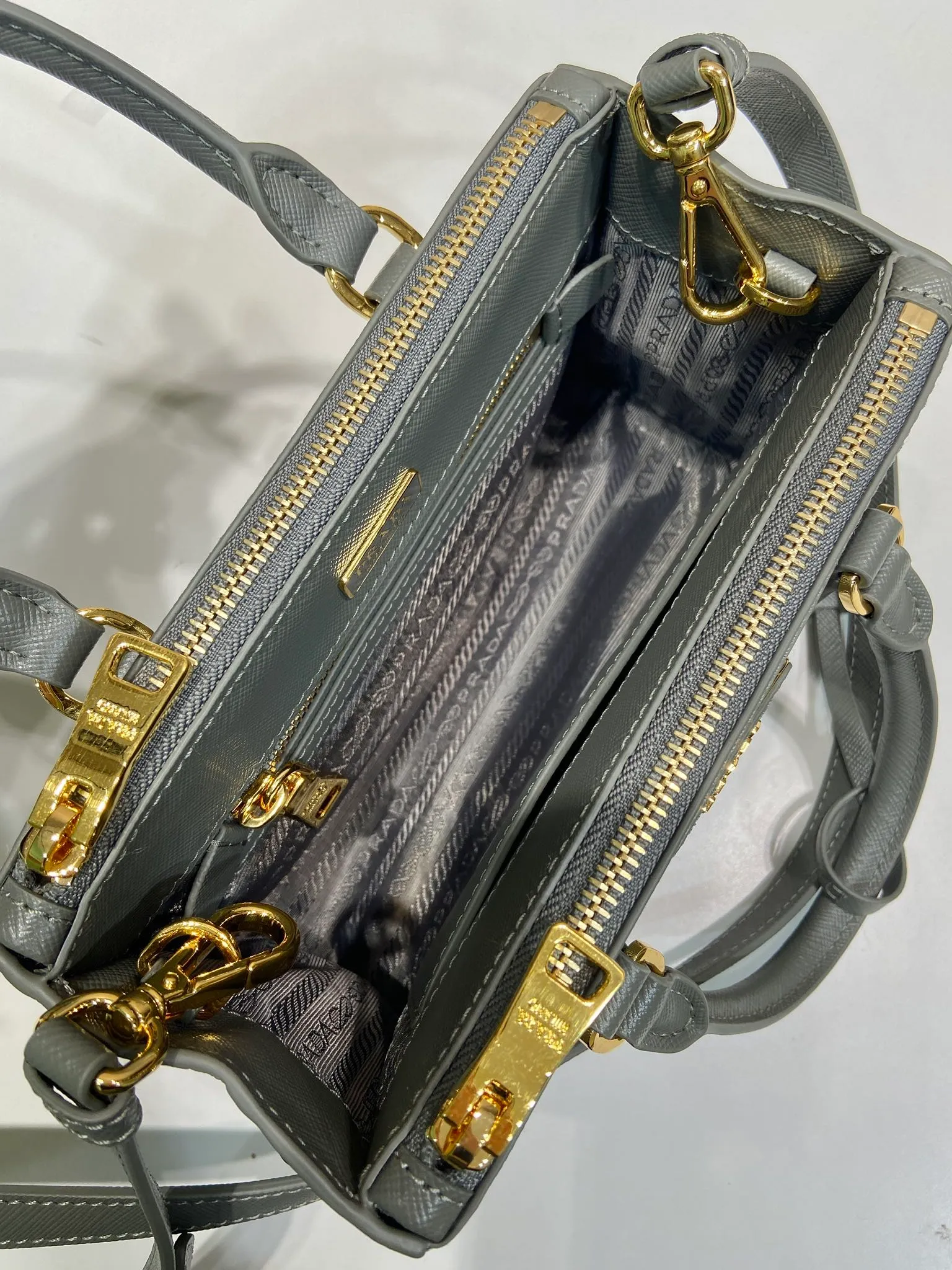 💰1700🎉mini killer🎉1BA916 new product🎉🎉 This Galleria handbag is made of iconic Saffiano leather, equipped with a detachable shoulder strap and top-grade brushed hardware👍👍. It is a chic interpretation of classic and timeless elegance. For beauties in the current era of fashionable small bags. It’s worth owning, it can be used easily for girls’ daily travel📱💄🚗🔑, it has a large capacity, is beautiful and practical🙊🙊It is a bag that will never go out of style whenever you use it😘😘Hurry up and get it👏👏 Length 21x Height 12.5x Bottom 8.5cm