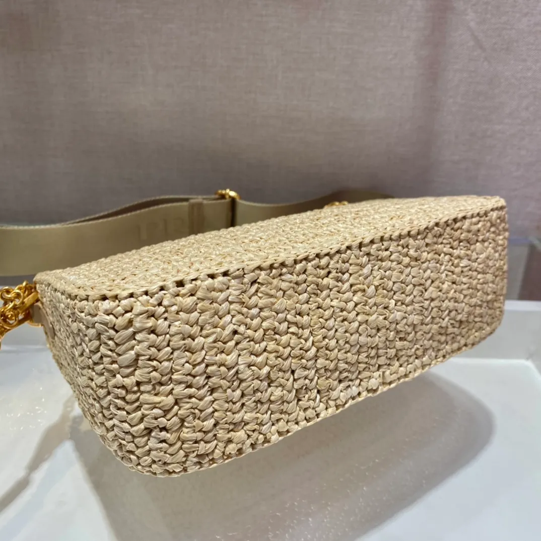 💰1500🎉Straw three-in-one🎉1BH204🎉🎉 This pure hand-knitted three-in-one design is great👏👏three uses in one pack🎉🎉This complicated craftsmanship looks very elegant/fashionable. What I love most is that there is a small pendant (small bag) hanging on the shoulder strap. The upper body effect is very good and the return rate is 100%😘A must-have for summer🎉Hurry up and get it🎉🎉 Length 23x Height 16x Bottom 7cm