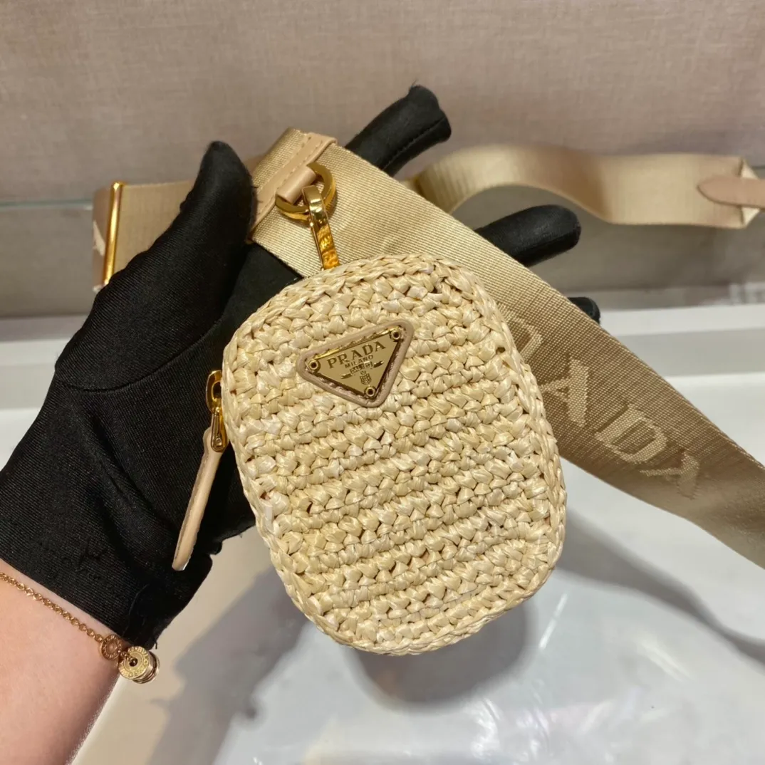 💰1500🎉Straw three-in-one🎉1BH204🎉🎉 This pure hand-knitted three-in-one design is great👏👏three uses in one pack🎉🎉This complicated craftsmanship looks very elegant/fashionable. What I love most is that there is a small pendant (small bag) hanging on the shoulder strap. The upper body effect is very good and the return rate is 100%😘A must-have for summer🎉Hurry up and get it🎉🎉 Length 23x Height 16x Bottom 7cm