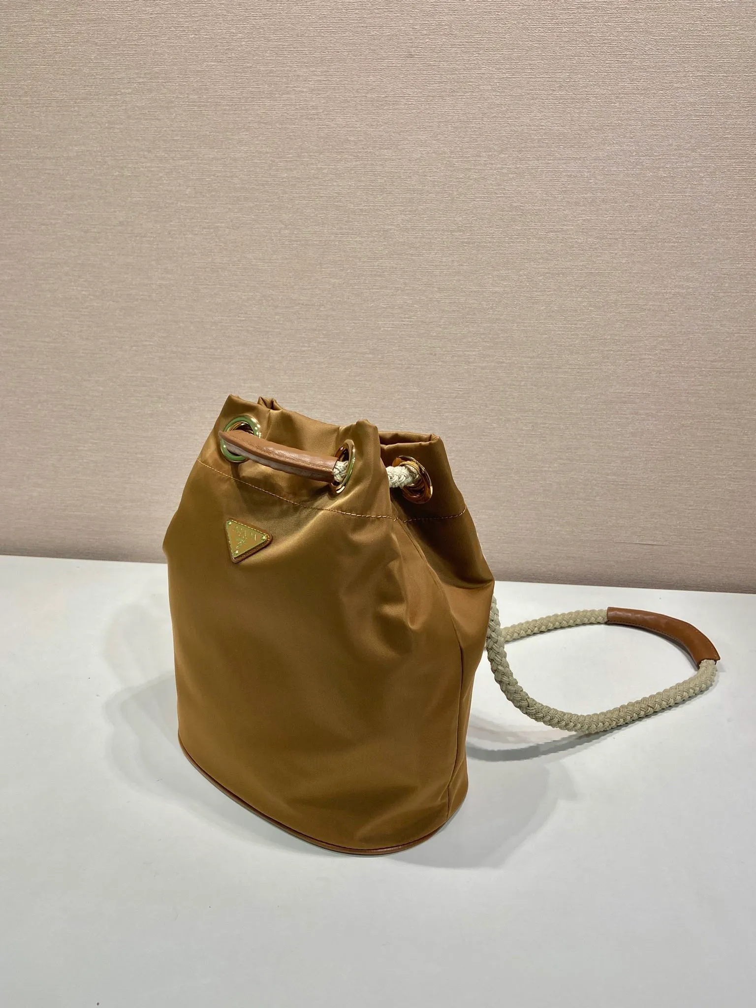 💰1120🎉New Bucket Bag🎉1BE082 Catwalk Style🎉🎉 This Re-Nylon handbag is designed with nylon fabric and calfskin. Unique combinations add a charming touch. The sliding rope handle highlights the versatility of this bag, making it easy to carry by hand or shoulder/crossbody, and features top-quality hardware. It has a large capacity and is very casual and fashionable. It is also a popular style that will never go out of style. Baby, hurry up and get it🎉🎉 Length 23.5x Height 28x Bottom 16.5cm🎉🎉