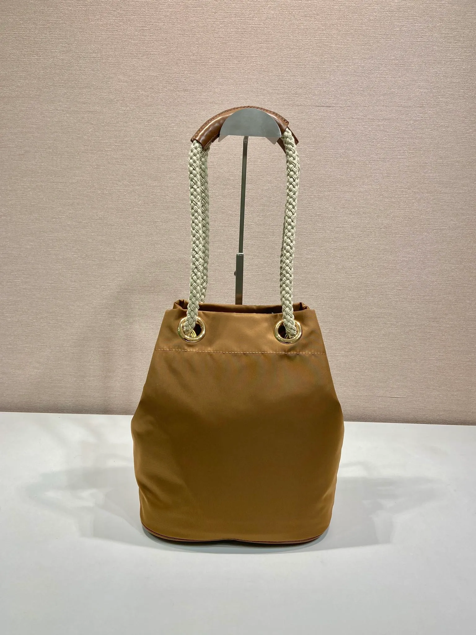 💰1120🎉New Bucket Bag🎉1BE082 Catwalk Style🎉🎉 This Re-Nylon handbag is designed with nylon fabric and calfskin. Unique combinations add a charming touch. The sliding rope handle highlights the versatility of this bag, making it easy to carry by hand or shoulder/crossbody, and features top-quality hardware. It has a large capacity and is very casual and fashionable. It is also a popular style that will never go out of style. Baby, hurry up and get it🎉🎉 Length 23.5x Height 28x Bottom 16.5cm🎉🎉