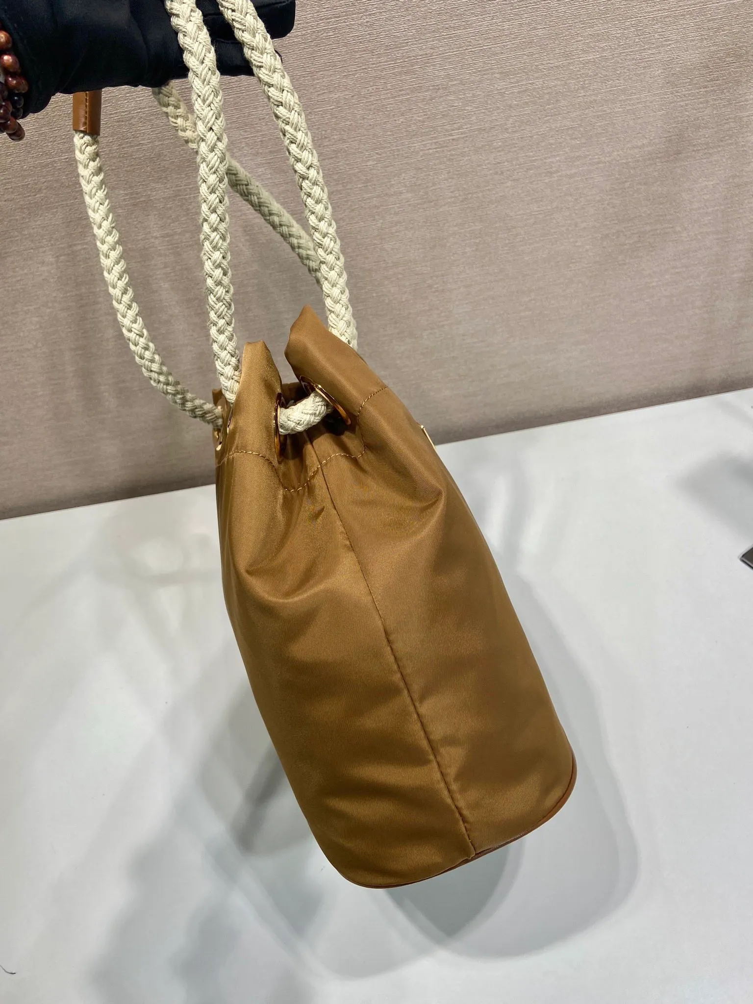 💰1120🎉New Bucket Bag🎉1BE082 Catwalk Style🎉🎉 This Re-Nylon handbag is designed with nylon fabric and calfskin. Unique combinations add a charming touch. The sliding rope handle highlights the versatility of this bag, making it easy to carry by hand or shoulder/crossbody, and features top-quality hardware. It has a large capacity and is very casual and fashionable. It is also a popular style that will never go out of style. Baby, hurry up and get it🎉🎉 Length 23.5x Height 28x Bottom 16.5cm🎉🎉
