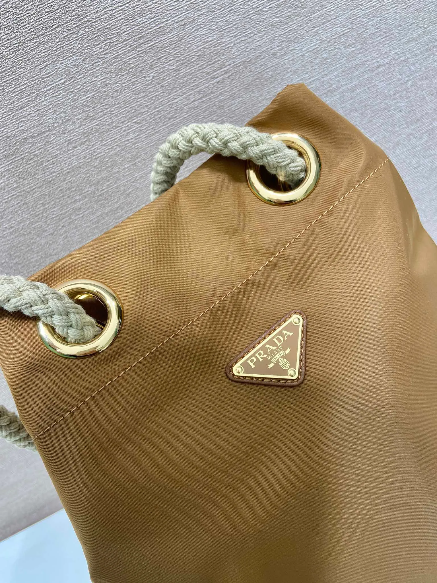 💰1120🎉New Bucket Bag🎉1BE082 Catwalk Style🎉🎉 This Re-Nylon handbag is designed with nylon fabric and calfskin. Unique combinations add a charming touch. The sliding rope handle highlights the versatility of this bag, making it easy to carry by hand or shoulder/crossbody, and features top-quality hardware. It has a large capacity and is very casual and fashionable. It is also a popular style that will never go out of style. Baby, hurry up and get it🎉🎉 Length 23.5x Height 28x Bottom 16.5cm🎉🎉