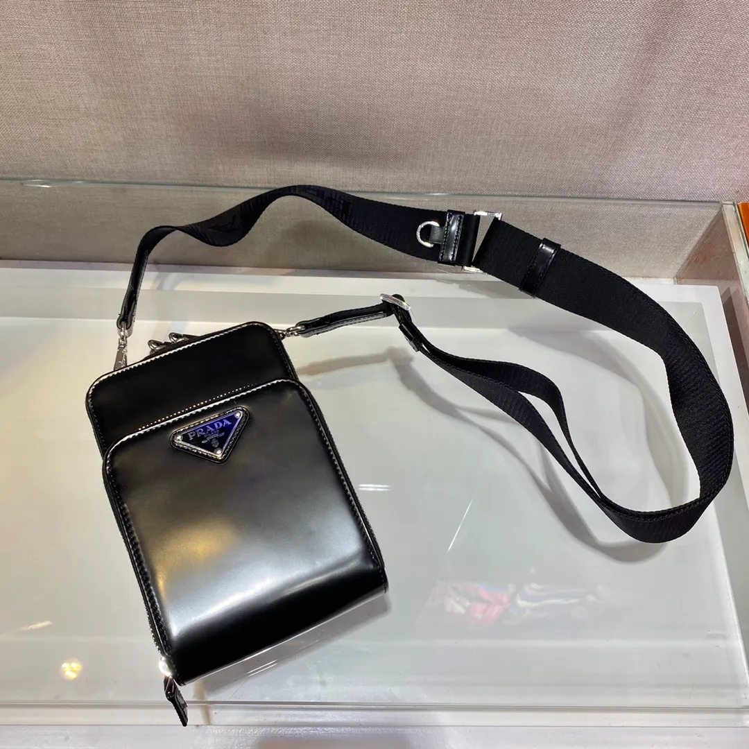 💰1020🎉New mobile phone bag🎉2ZH126 glossy This mobile phone bag is made of glossy leather and equipped with a detachable woven nylon shoulder strap. Retro glossy leather has always been favored by the luxury world. It has been the brand's iconic material since it was adopted by P. It has zipper closure and three card slots in the front pocket. The upper body effect is super cool😎. It is suitable for both men and women. It is worth owning. Get it now👏👏 Length 12x height 18 bottom 4cm🎉🎉🎉👏👏👏