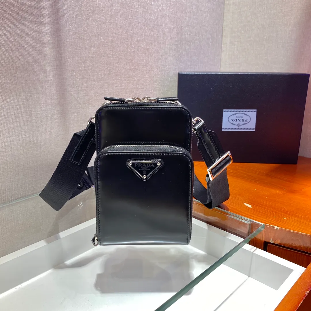 💰1020🎉New mobile phone bag🎉2ZH126 glossy This mobile phone bag is made of glossy leather and equipped with a detachable woven nylon shoulder strap. Retro glossy leather has always been favored by the luxury world. It has been the brand's iconic material since it was adopted by P. It has zipper closure and three card slots in the front pocket. The upper body effect is super cool😎. It is suitable for both men and women. It is worth owning. Get it now👏👏 Length 12x height 18 bottom 4cm🎉🎉🎉👏👏👏