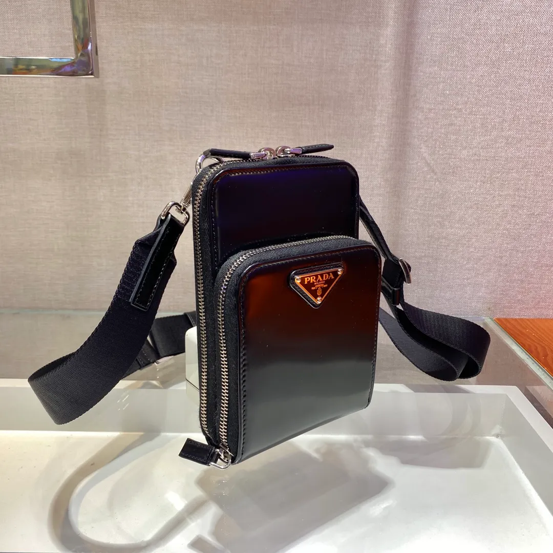 💰1020🎉New mobile phone bag🎉2ZH126 glossy This mobile phone bag is made of glossy leather and equipped with a detachable woven nylon shoulder strap. Retro glossy leather has always been favored by the luxury world. It has been the brand's iconic material since it was adopted by P. It has zipper closure and three card slots in the front pocket. The upper body effect is super cool😎. It is suitable for both men and women. It is worth owning. Get it now👏👏 Length 12x height 18 bottom 4cm🎉🎉🎉👏👏👏