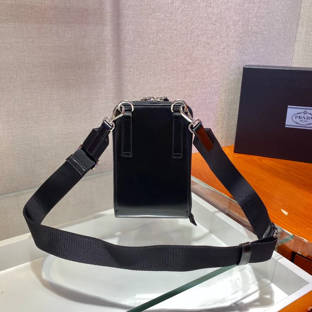 💰1020🎉New mobile phone bag🎉2ZH126 glossy This mobile phone bag is made of glossy leather and equipped with a detachable woven nylon shoulder strap. Retro glossy leather has always been favored by the luxury world. It has been the brand's iconic material since it was adopted by P. It has zipper closure and three card slots in the front pocket. The upper body effect is super cool😎. It is suitable for both men and women. It is worth owning. Get it now👏👏 Length 12x height 18 bottom 4cm🎉🎉🎉👏👏👏